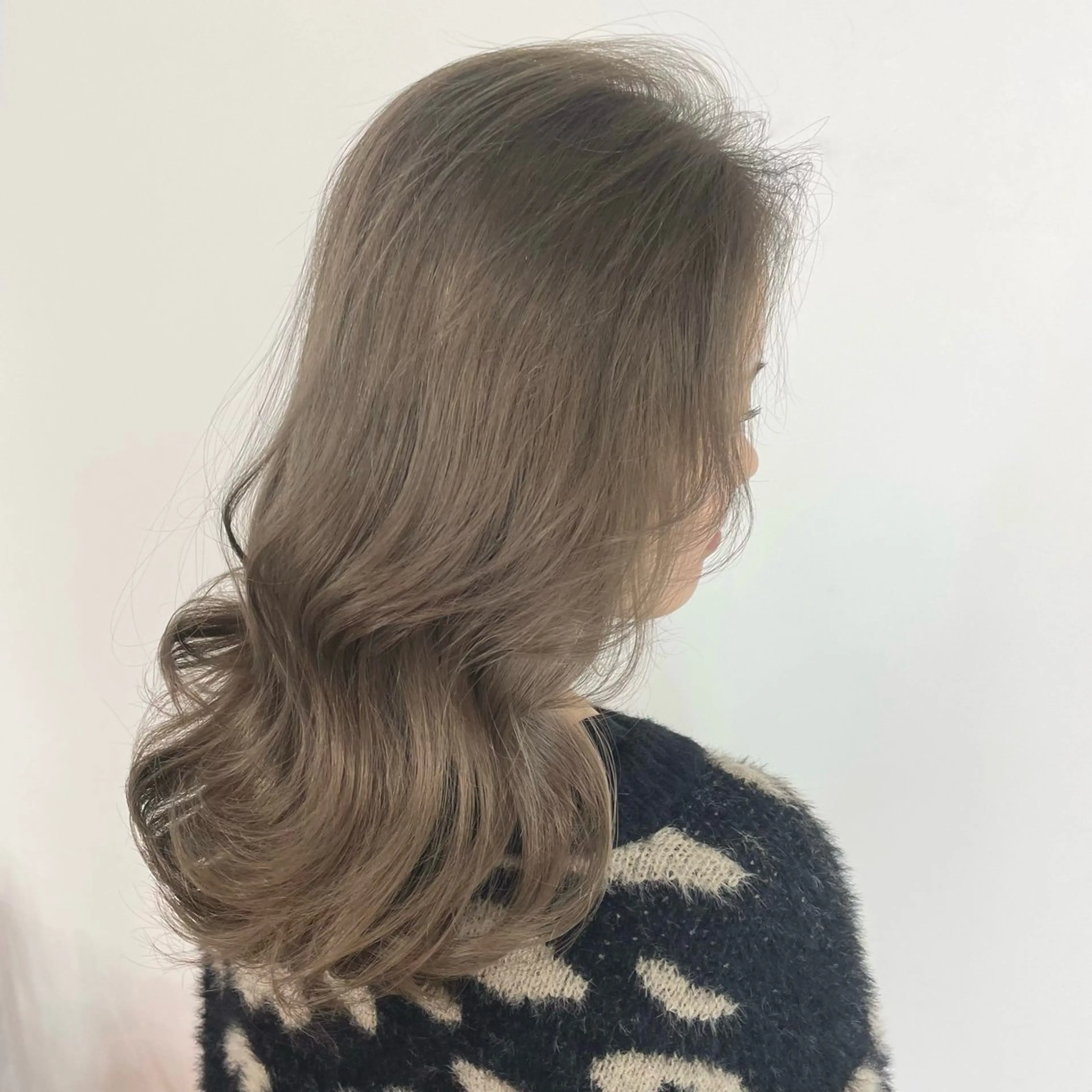 セミロング カラー グレージュ オリーブグレージュ オリーブグレー MINAMO 韓国レイヤーのヘアスタイル