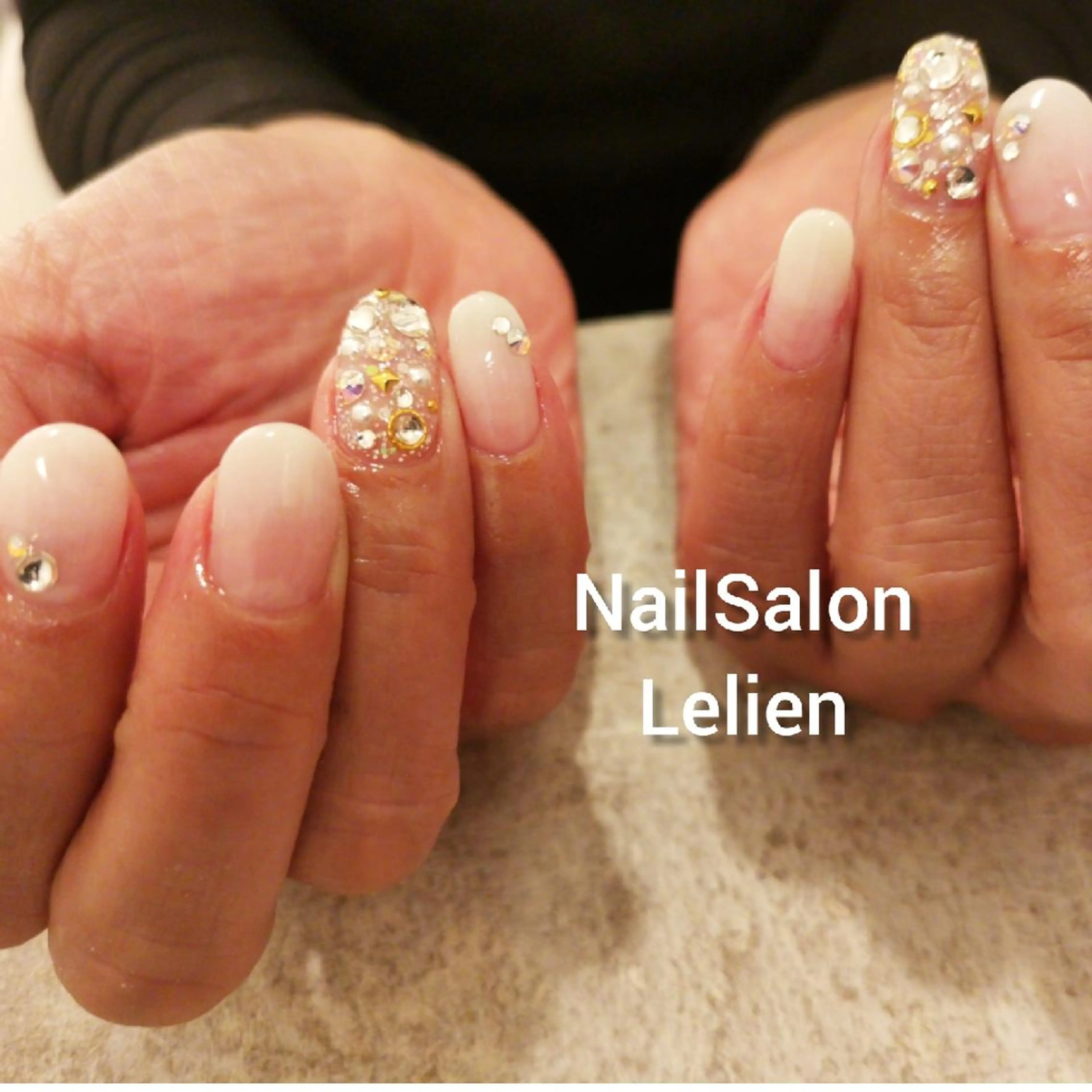 ネイル グラデーション ストーンネイル 人気エリア💖完全個室【ルリエ】所属・ネイルサロン Lelienルリエのネイルデザイン