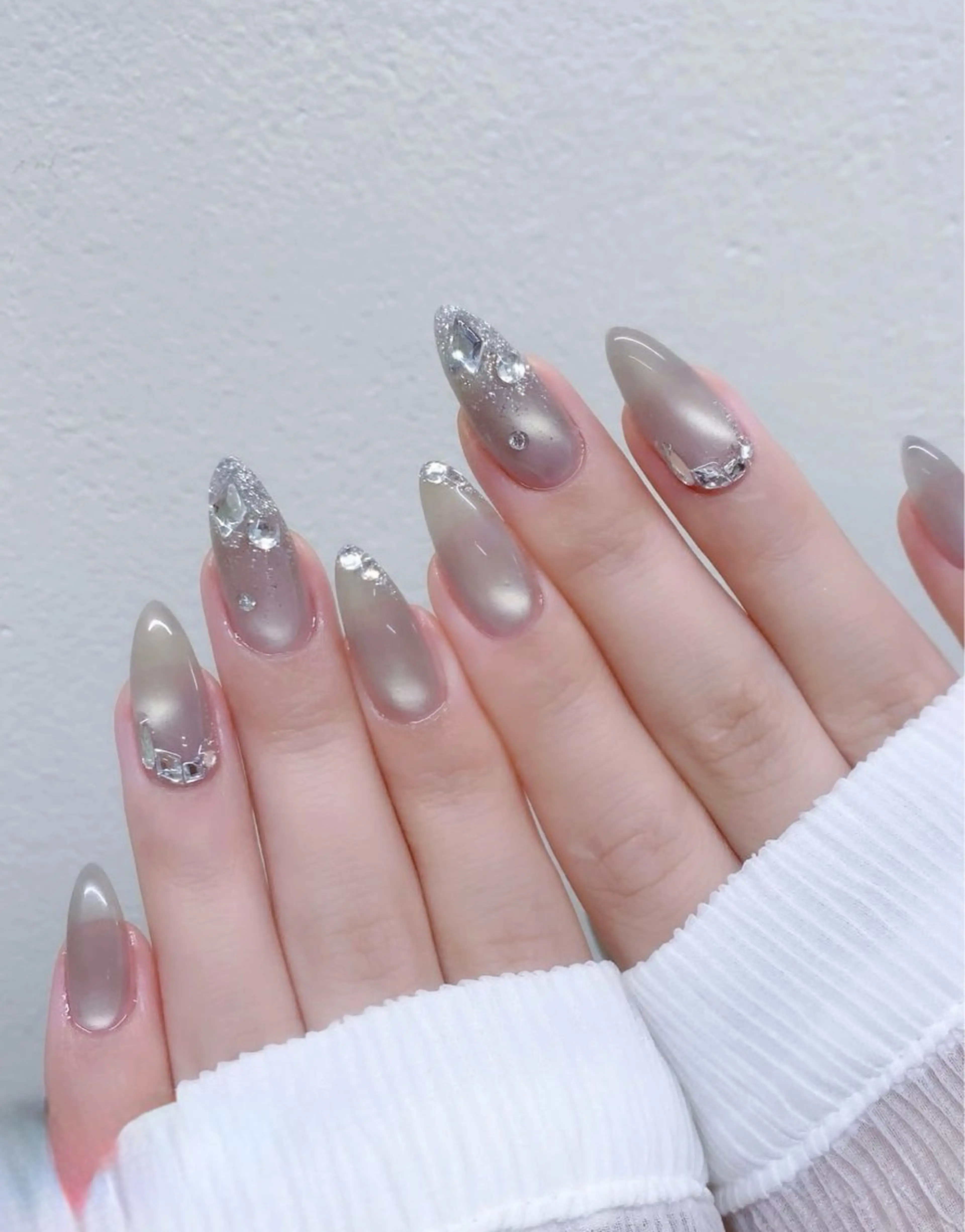 ネイル ゴージャス グラデーション ラメ(グリッター) ミラーネイル シルバー ハンドネイル ハンドケア NailSalon✨ Écrinエクランのネイルデザイン