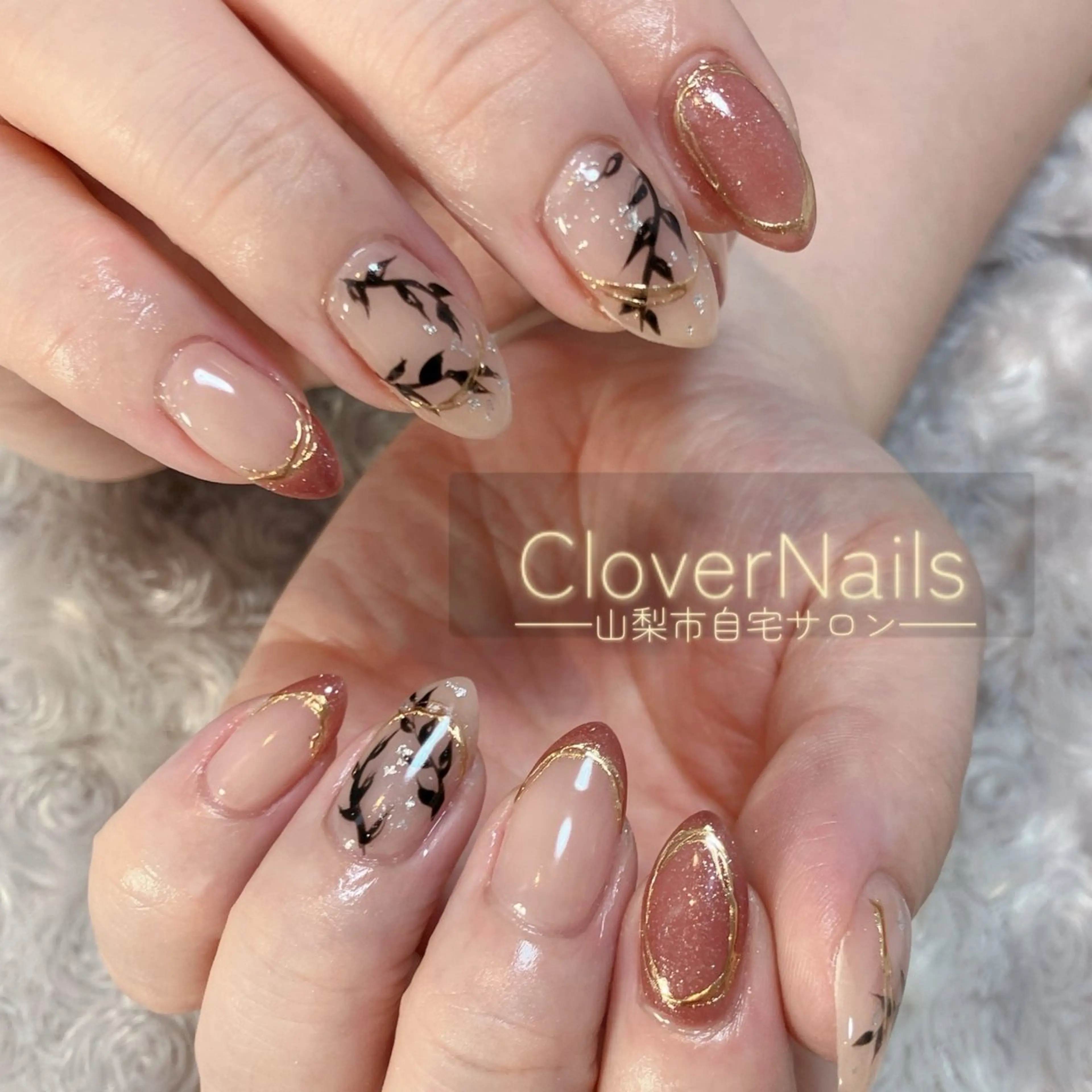 ネイル ブラウン ゴールド ミラーネイル 持ち込み 赤色 ハンドネイル 自宅ネイルサロン クロバーネイルのネイルデザイン