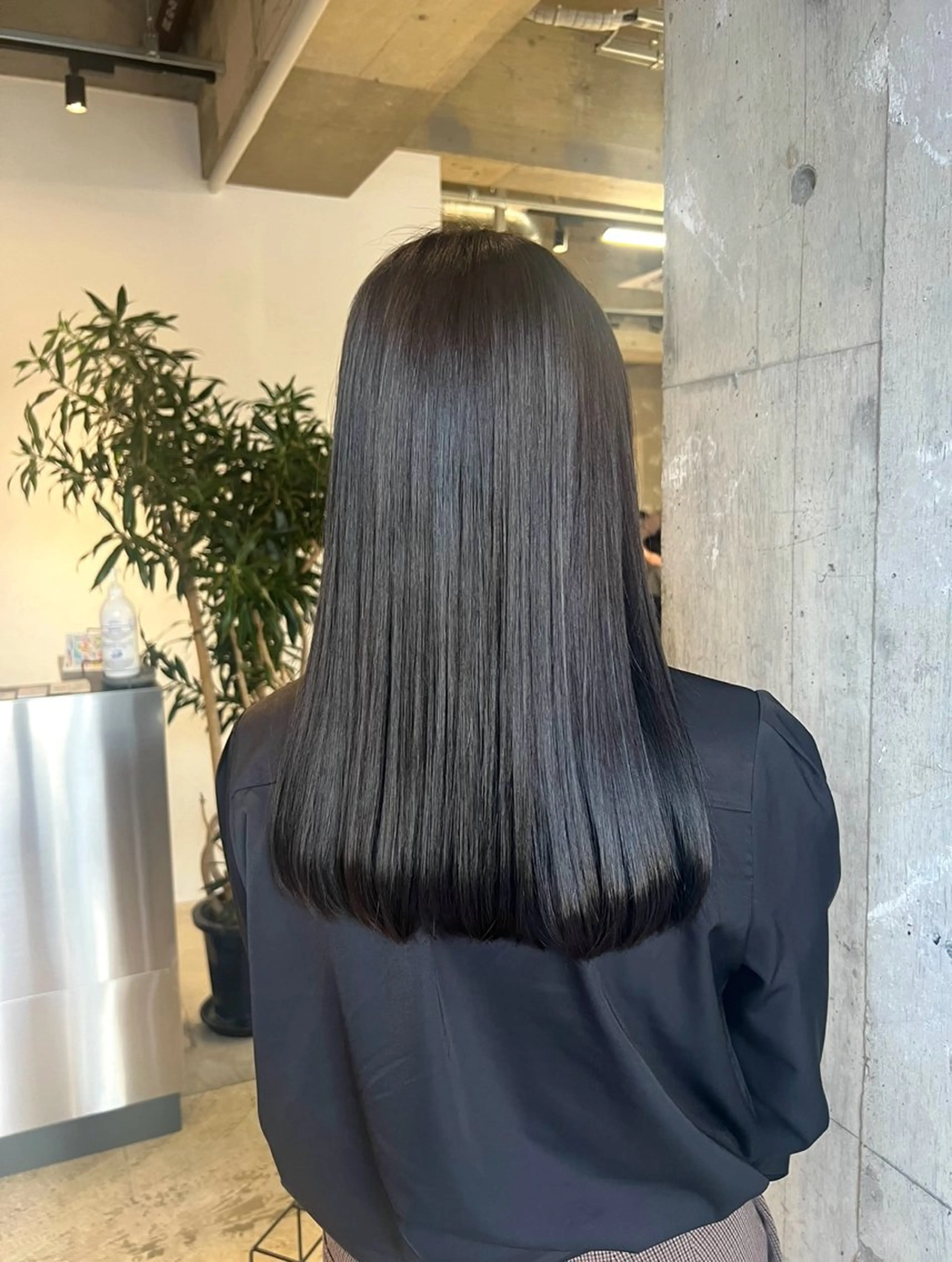 セミロング piilo/岩花梨乃 今年残り2枠です！のヘアスタイル