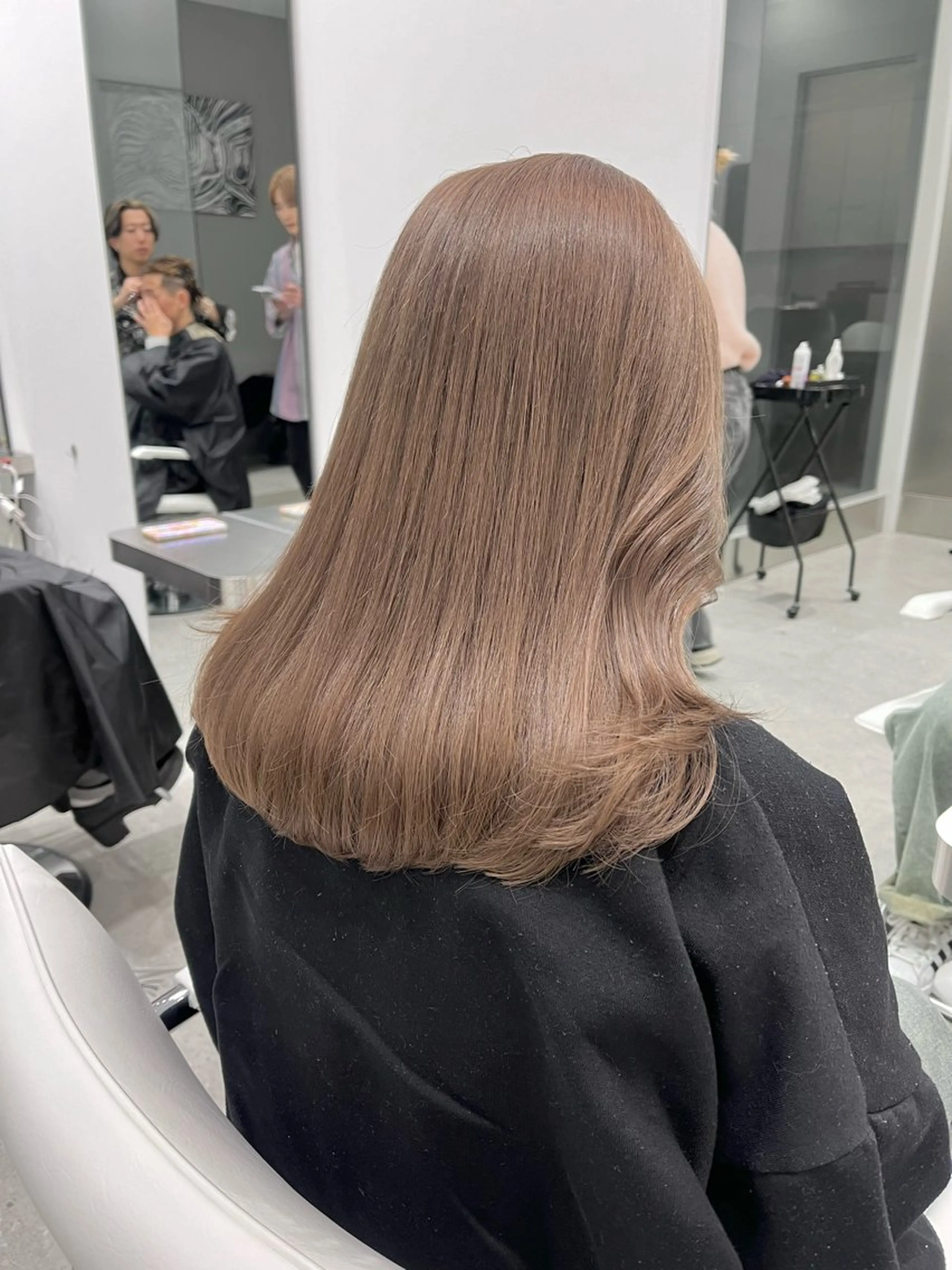 ミディアム カラー ベージュカラー ブリーチ ミルクティーベージュ iLi所属・iLi 《イリ》のヘアスタイル