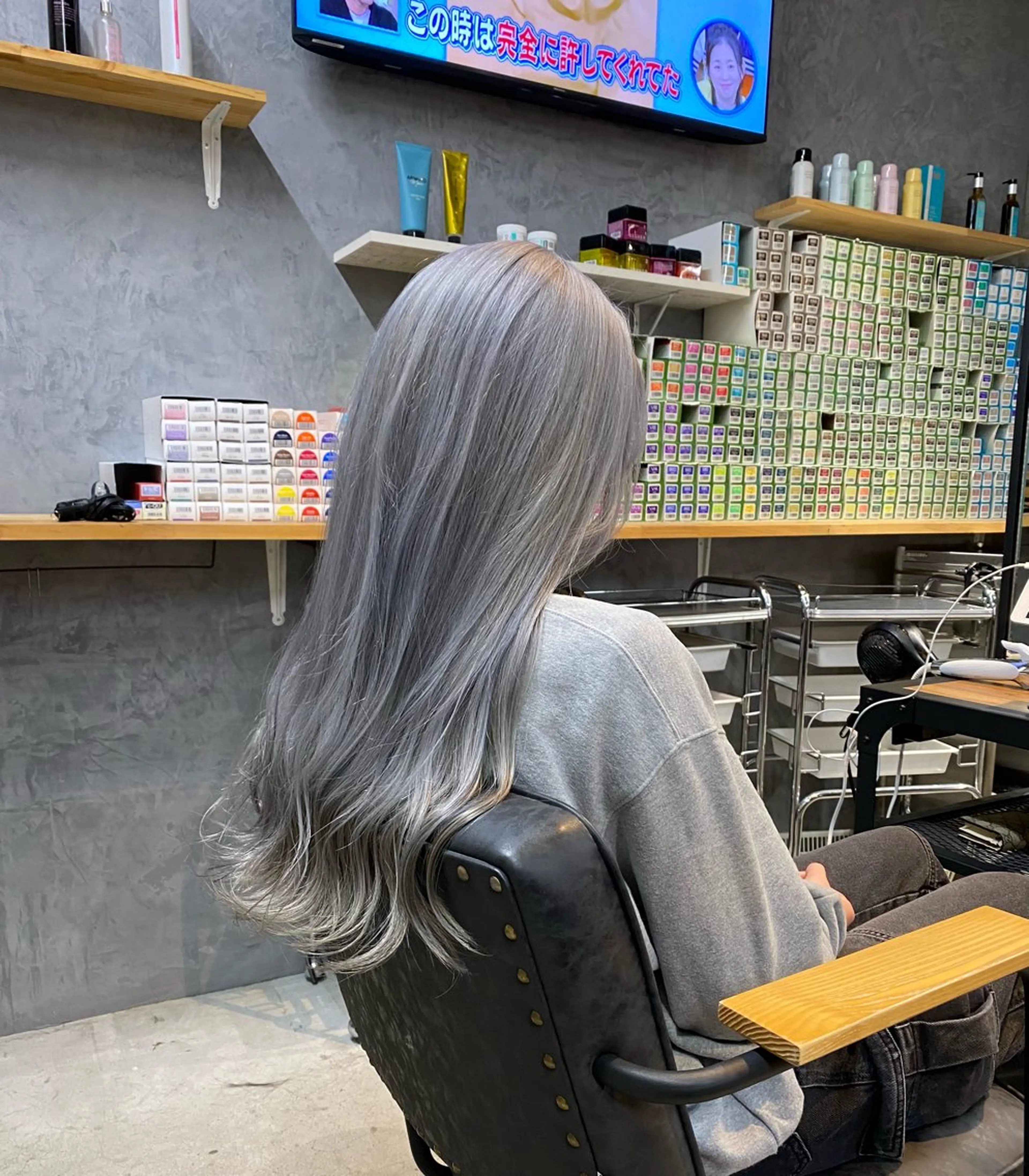 ロング カラー ブリーチ ケアブリーチ シルバー カット ヘアカラー トリートメント SUONO所属・ブリーチムラ修正 /ハイトーン/青砥大のヘアスタイル