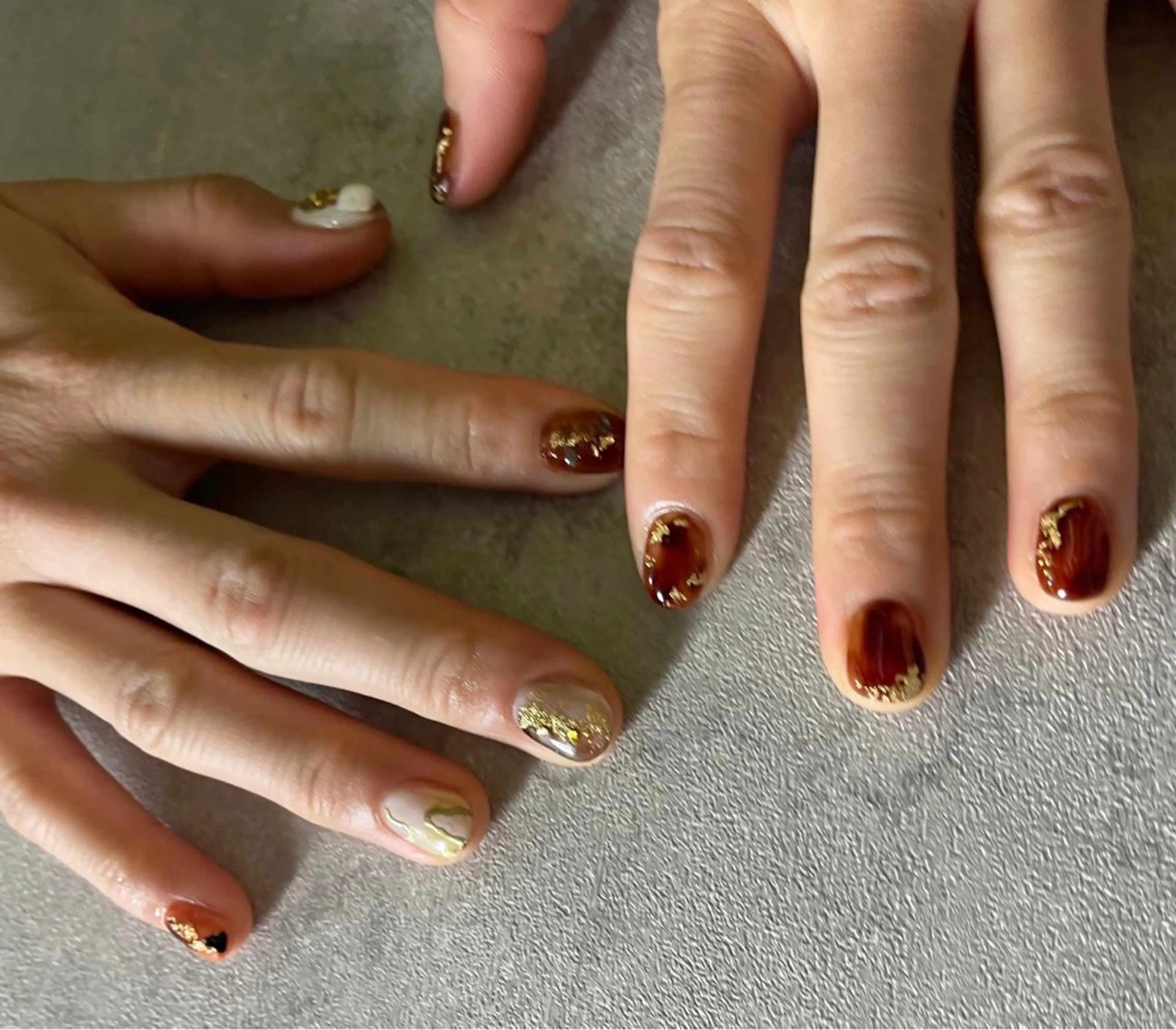 ネイル アートネイル べっ甲ネイル ブラウン ジェルネイル ミラーネイル nailstudio eviz新宿店のネイルデザイン