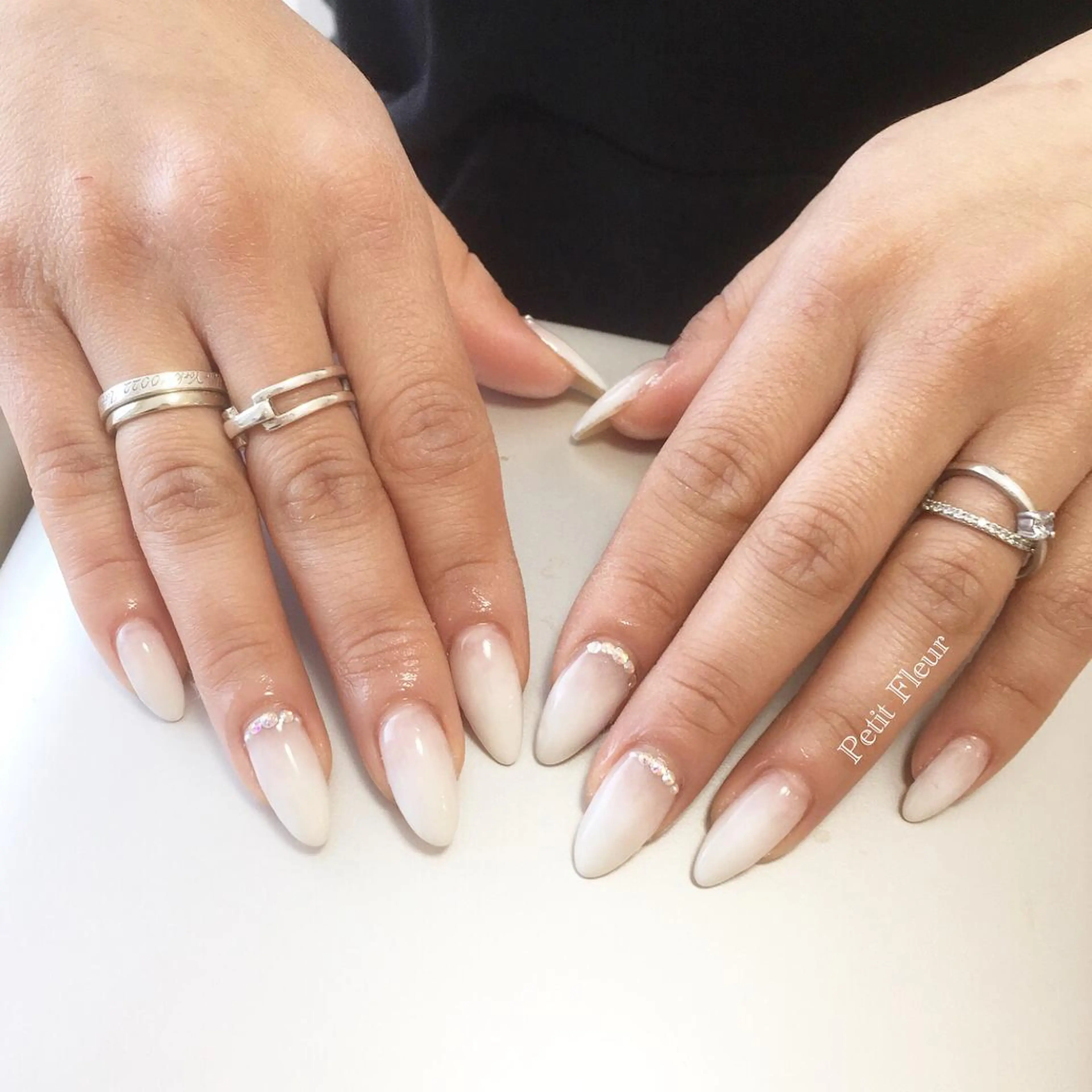 ネイル グラデーション ホワイト Petit Fleur所属・青柳 亜梨奈のマツエク・マツパデザイン