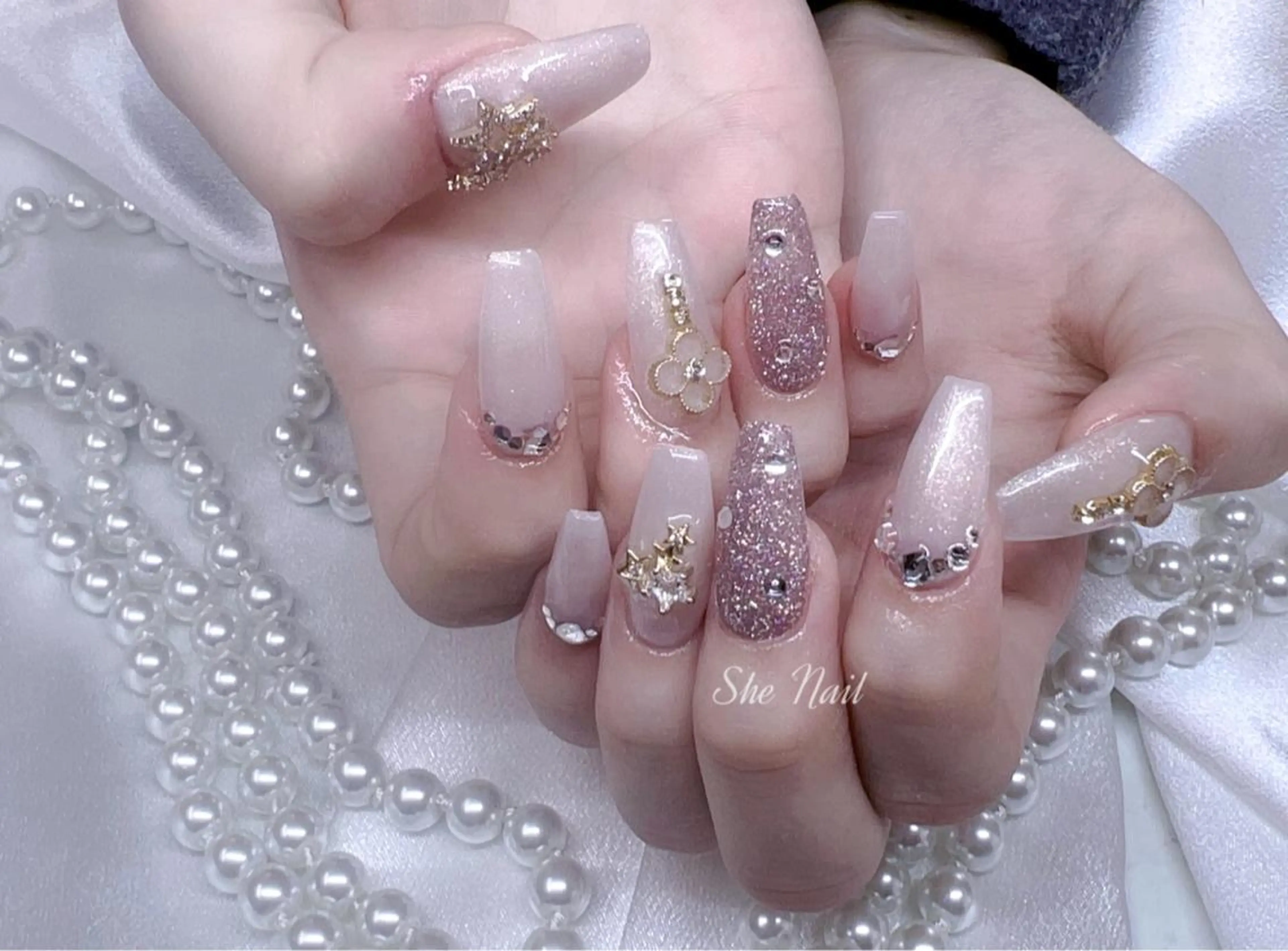 ネイル 長さ出し 持ち込み ワンカラーネイル ストーンネイル ネイルチップ ハンドネイル She   Nail所属・ISA_ BELLAのネイルデザイン