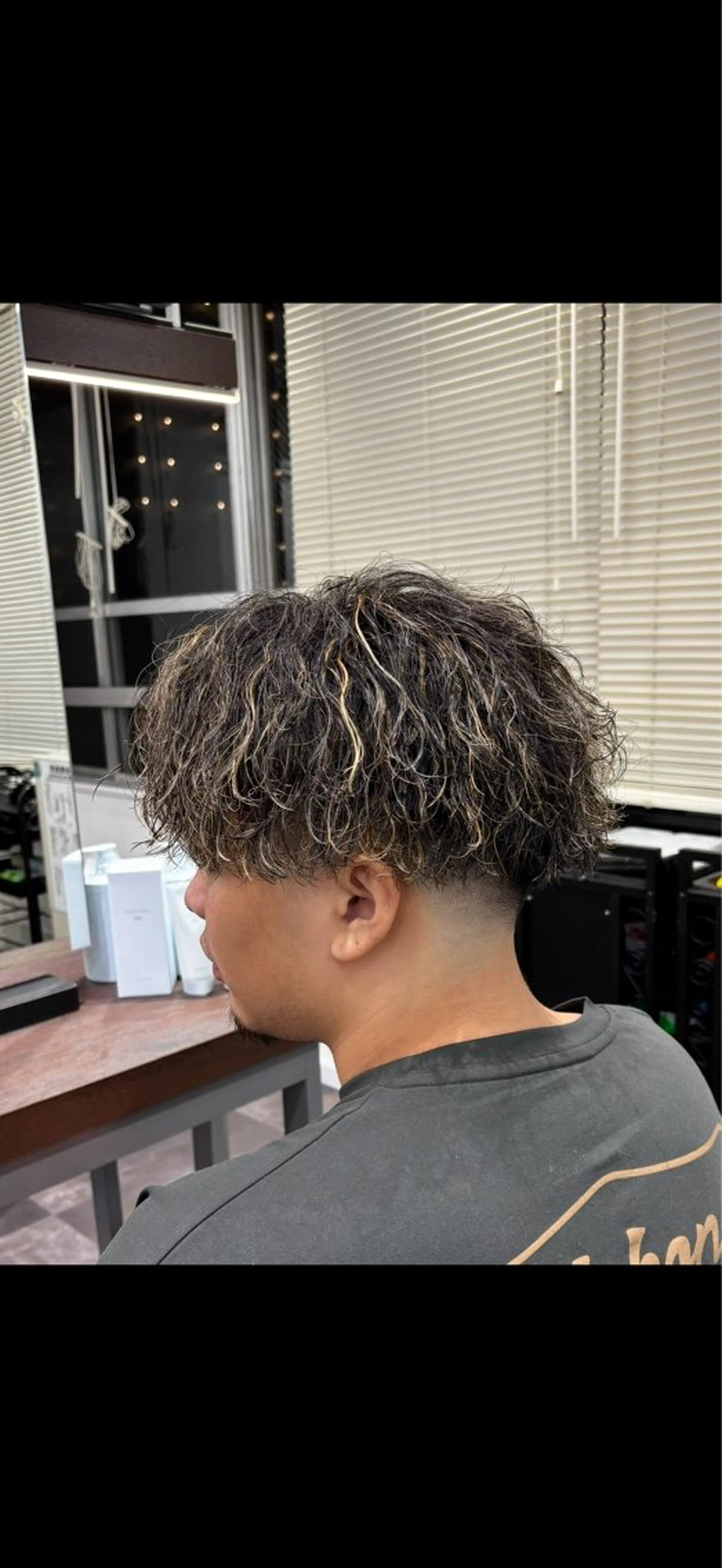 ミディアム メンズ カット ヘアカラー パーマ メンズ特化美容師🔥 フジモト ライのヘアスタイル