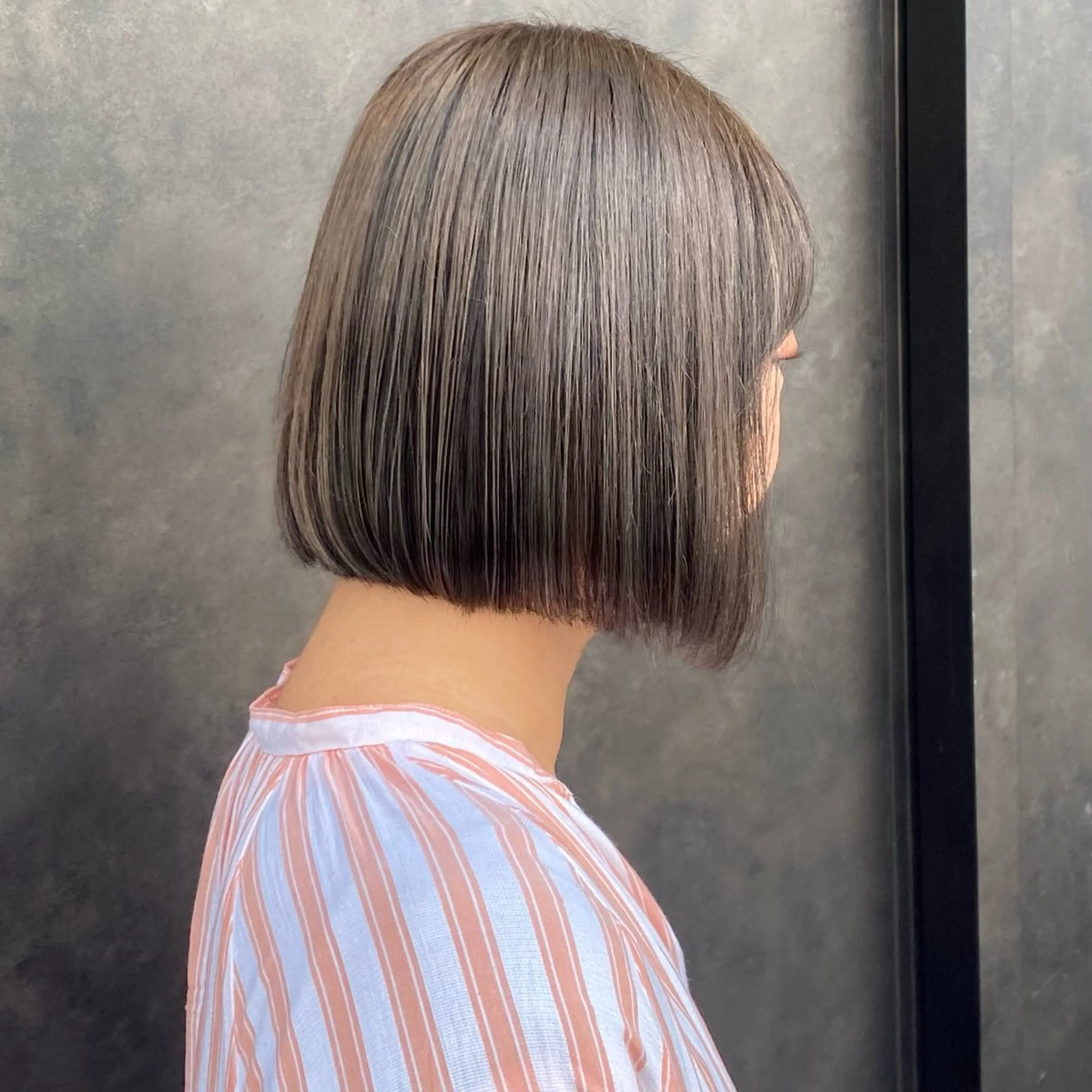 ミディアム カラー ブリーチ 透明感カラー グレージュ ハイライトカラー ボブ ヘアカラー 比嘉 陽のヘアスタイル