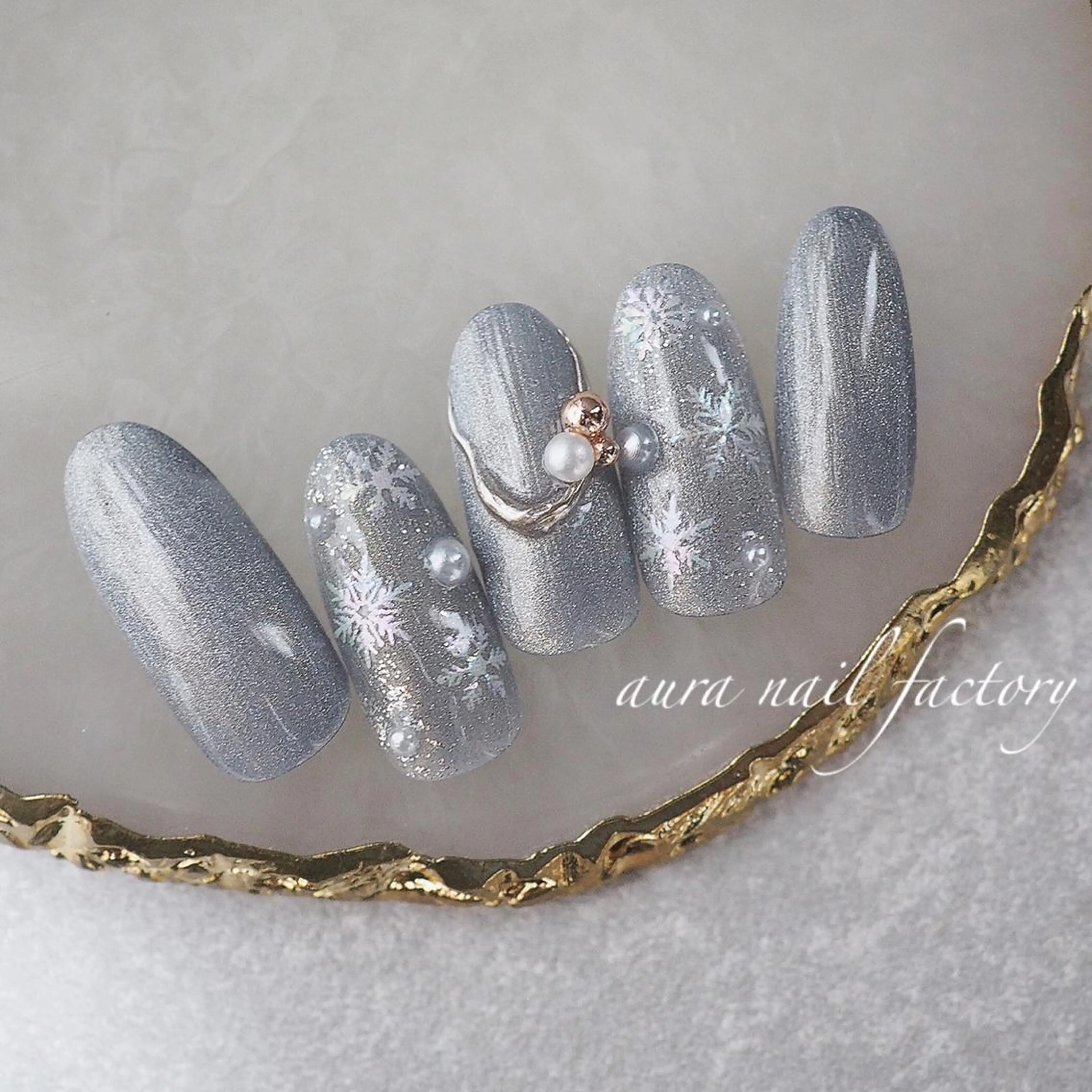 ミディアム カラー ネイル クリスマス ニュアンスネイル 赤色 冬ネイル クリスマス 赤羽　アウラ ネイルファクトリーのネイルデザイン