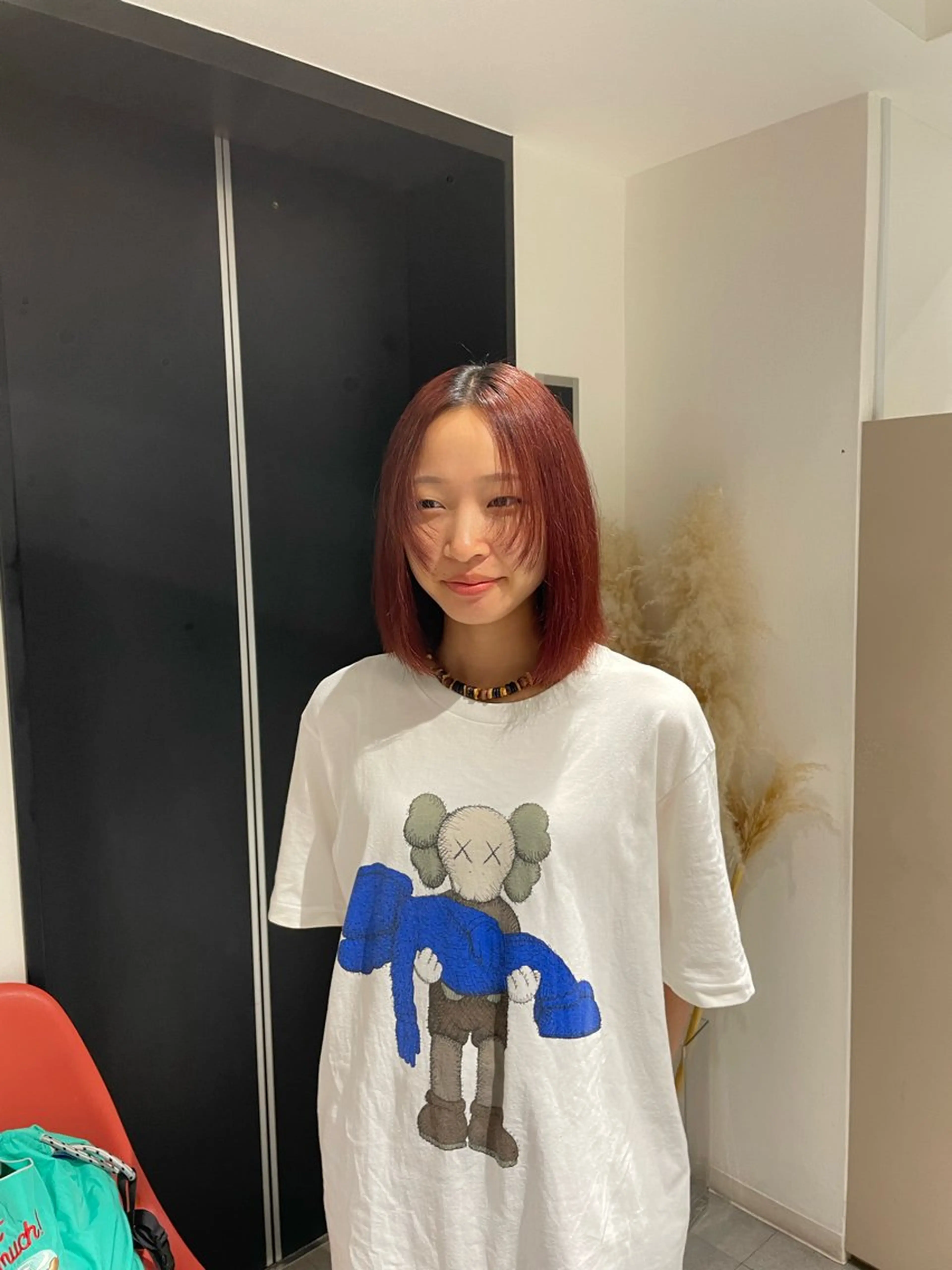 ショート カラー レッドカラー 顔まわりレイヤー 顔周りカット レイヤーカット fuka/梅田/ ミルクティーベージュのヘアスタイル