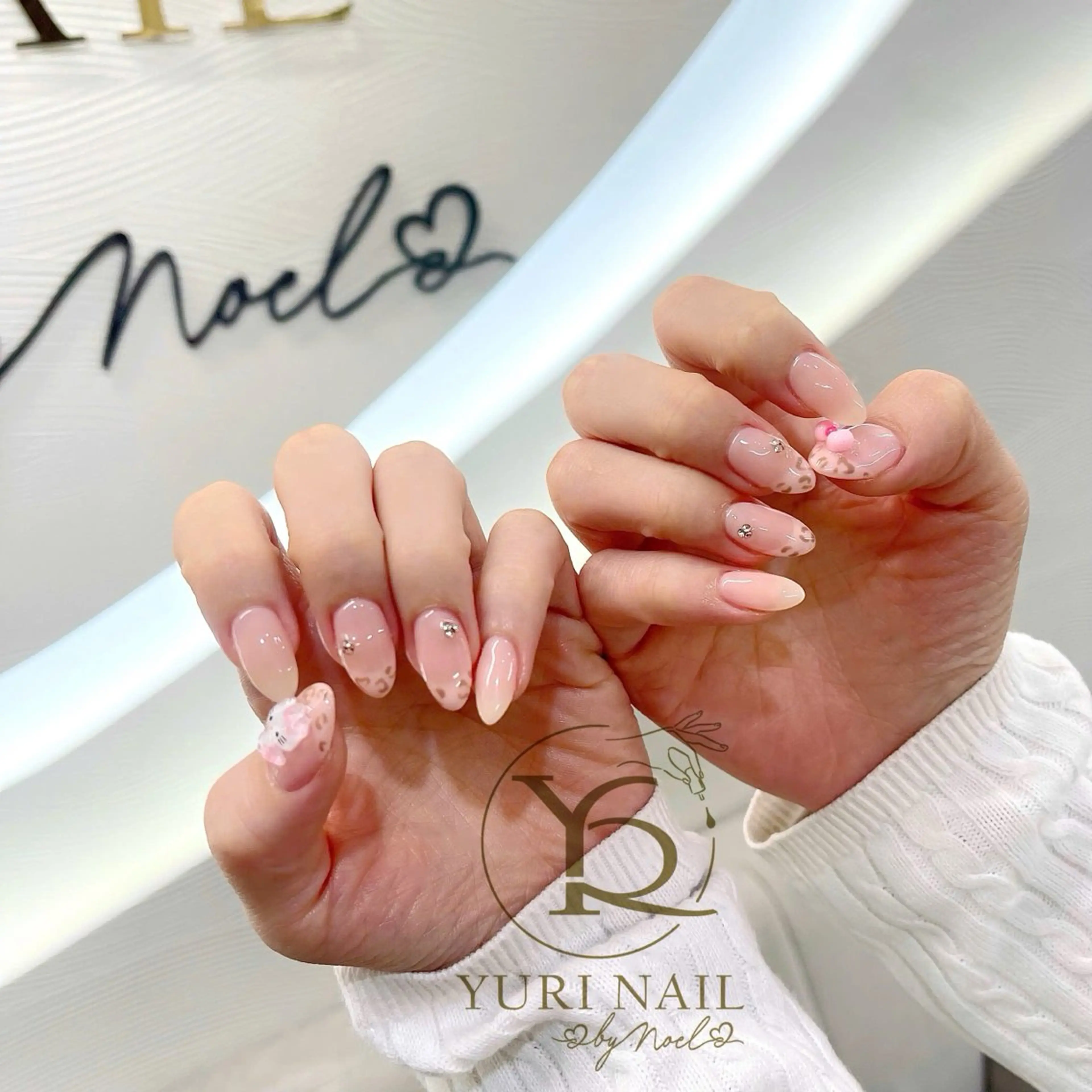 ネイル オーロラネイル ブルー チークネイル フレンチネイル キラキラネイル ハンドネイル フットネイル ハンドケア YURI Nail Narita所属・YURI Nail NARITAのネイルデザイン