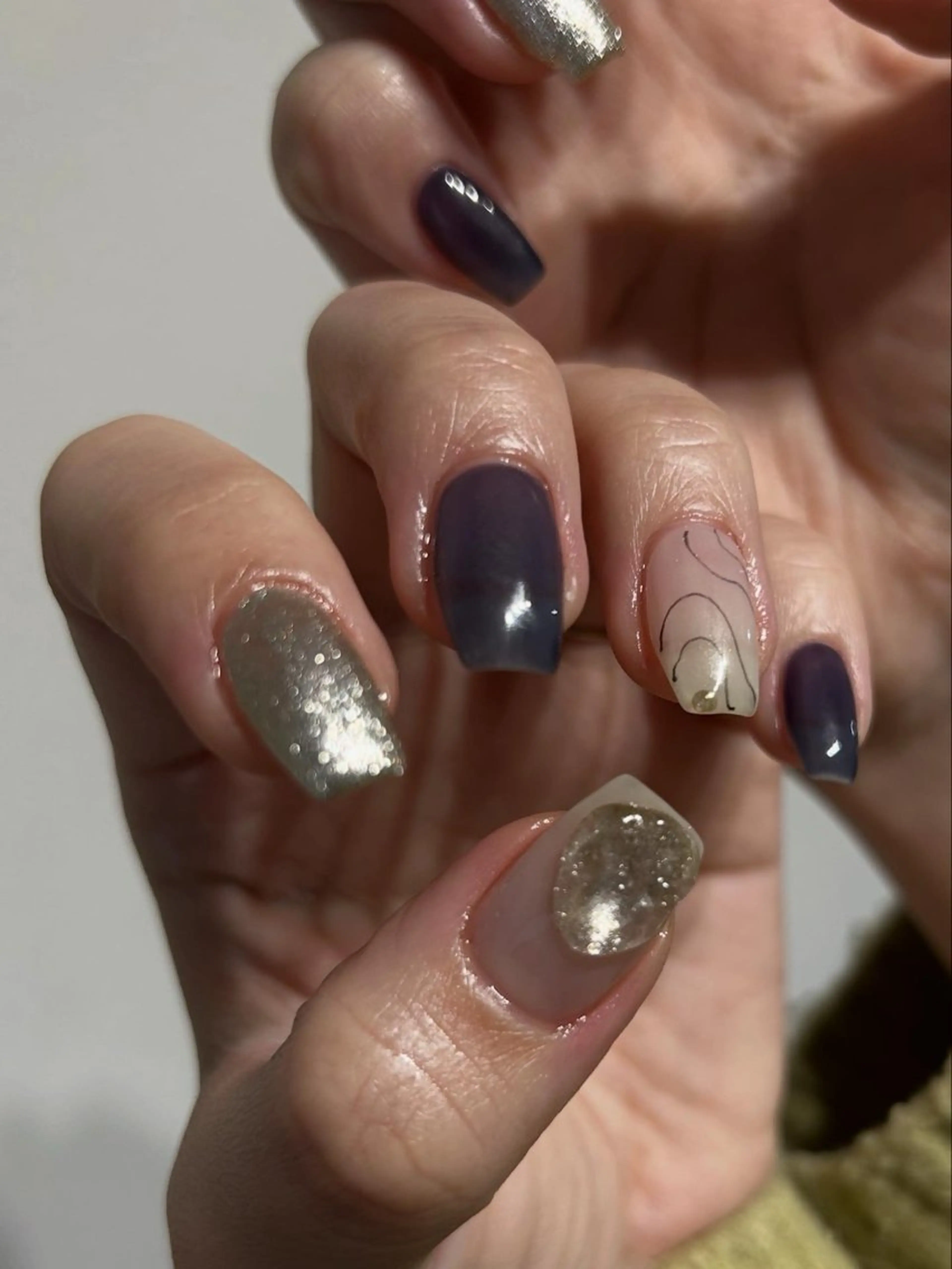 ネイル カジュアル 成人式 キラキラネイル マグネットネイル ネイビー ハンドネイル ハンドケア lyly.nail所属・lylynail YUUKAのネイルデザイン