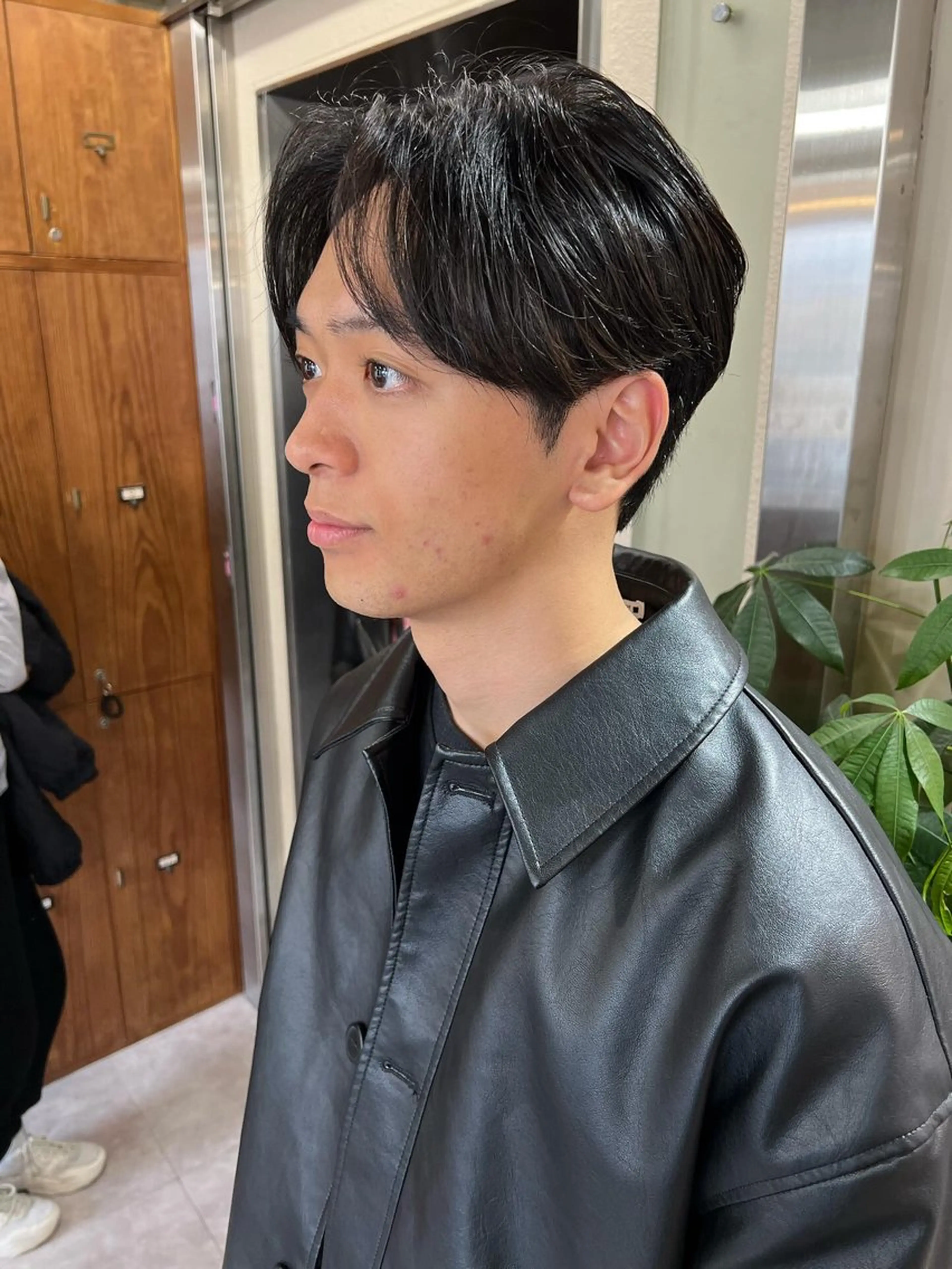 ミディアム パーマ メンズ メンズ職人/センター パート/富沢真斗のヘアスタイル