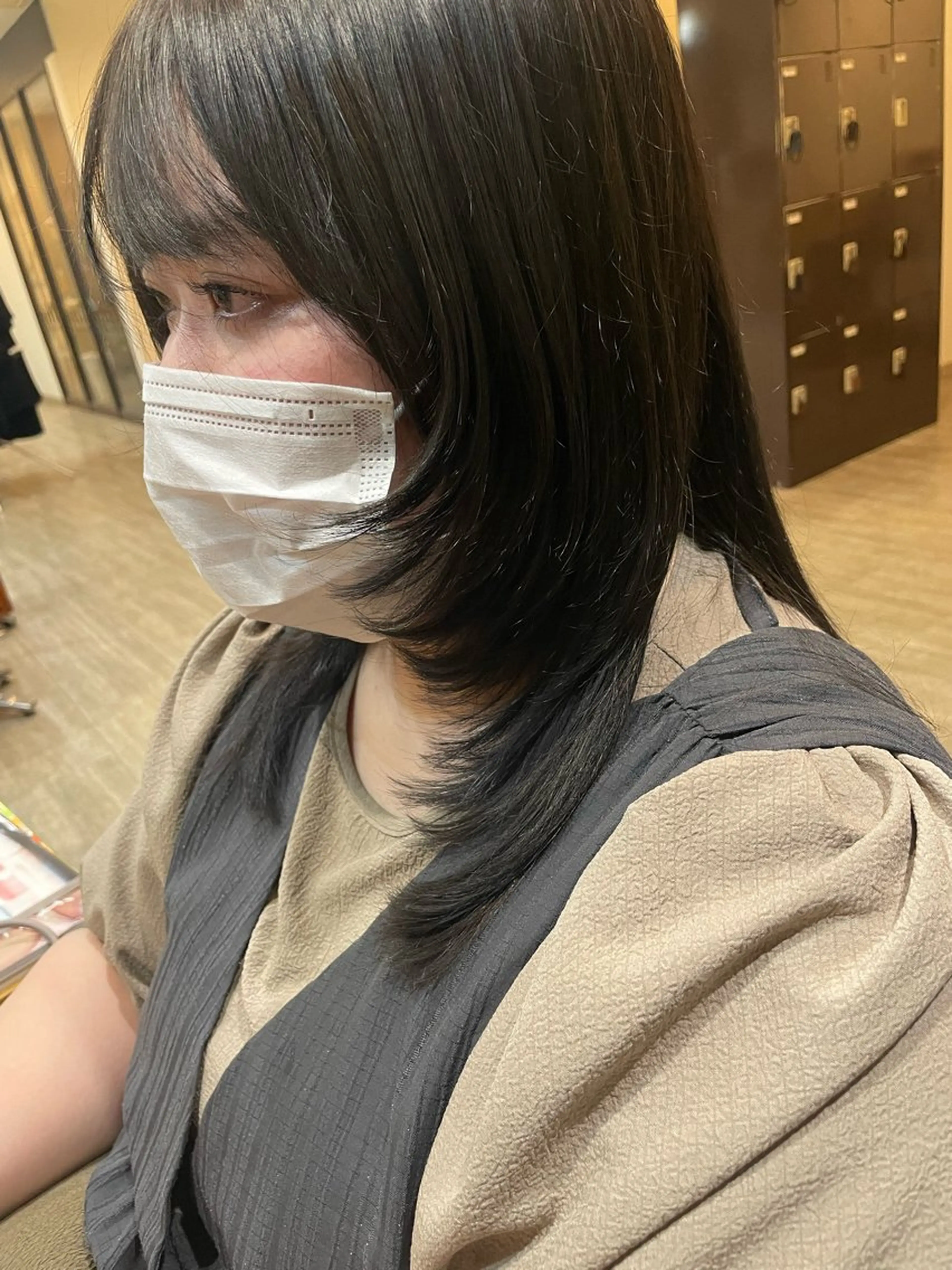 セミロング カラー グレージュ 顔まわりレイヤー 顔周りカット レイヤーカット カット ヘアカラー トリートメント 勘場 万菜華のヘアスタイル