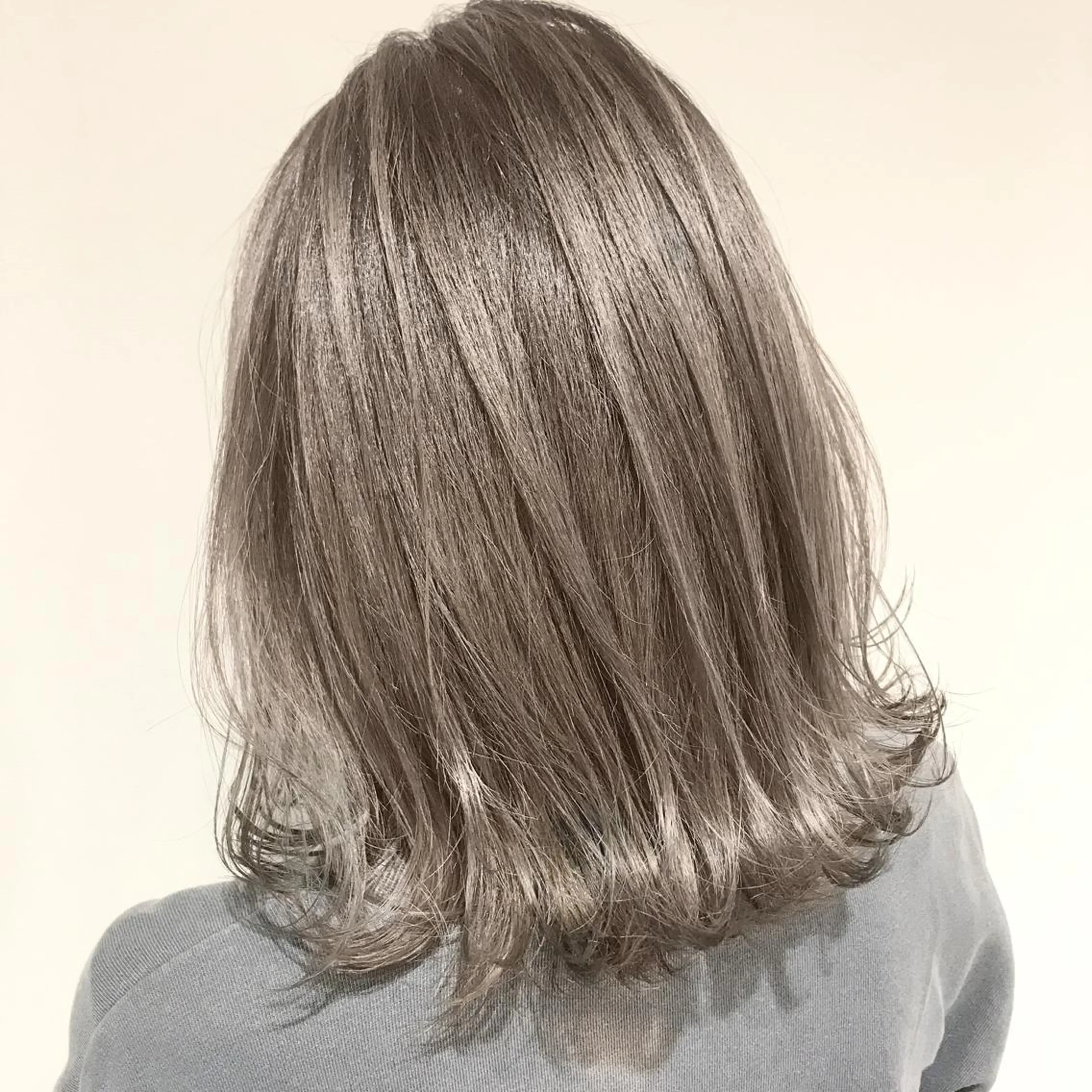 ショート カラー アッシュ アッシュグレー アッシュグレージュ バレイヤージュ ミストバング AMI Hair  supply所属・髪質改善カラー 韓国風レイヤーのヘアスタイル