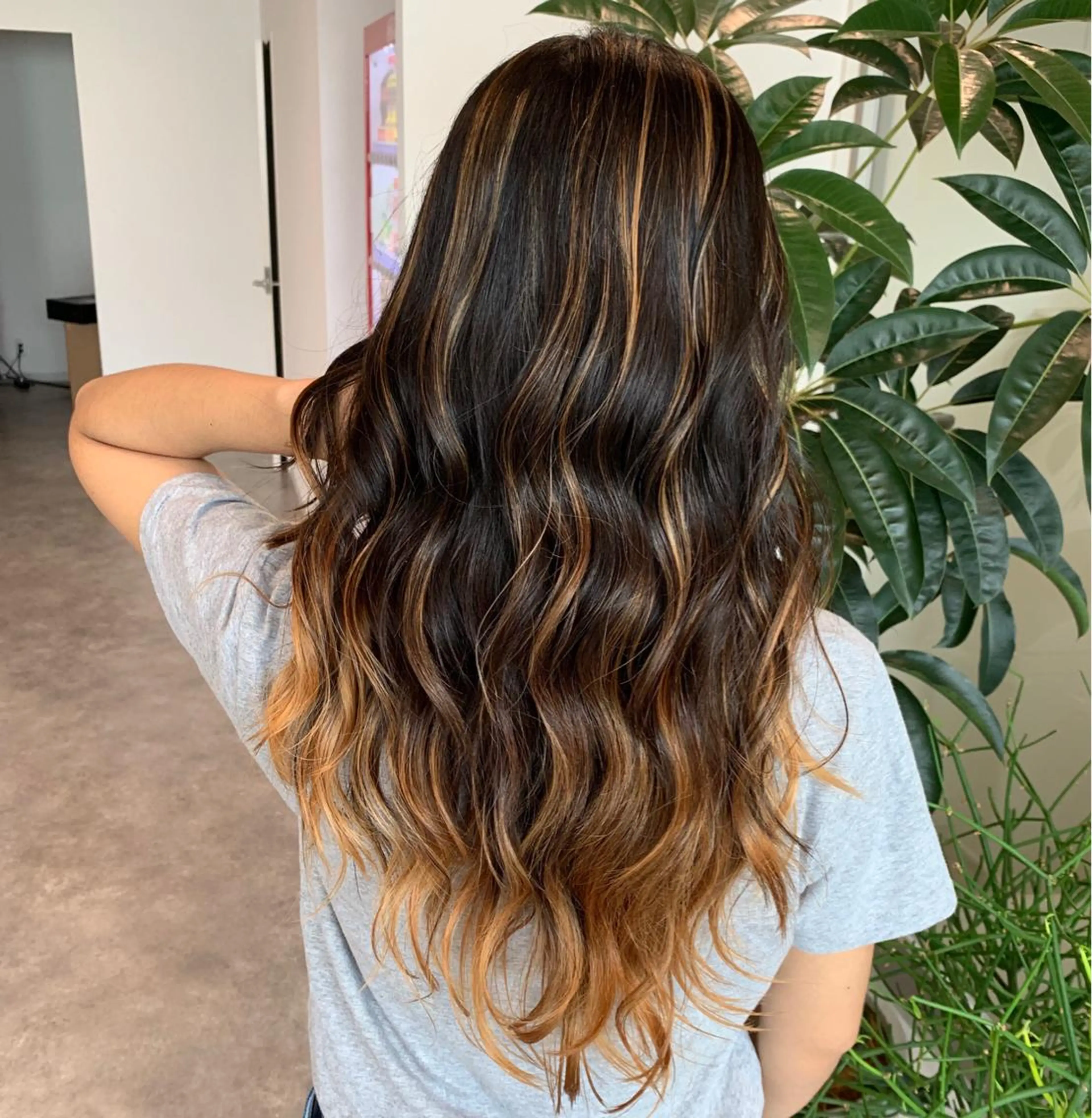 セミロング カラー グラデーションカラー ハイライトカラー ハイライト 清水 亮太／赤み消しカラーのヘアスタイル