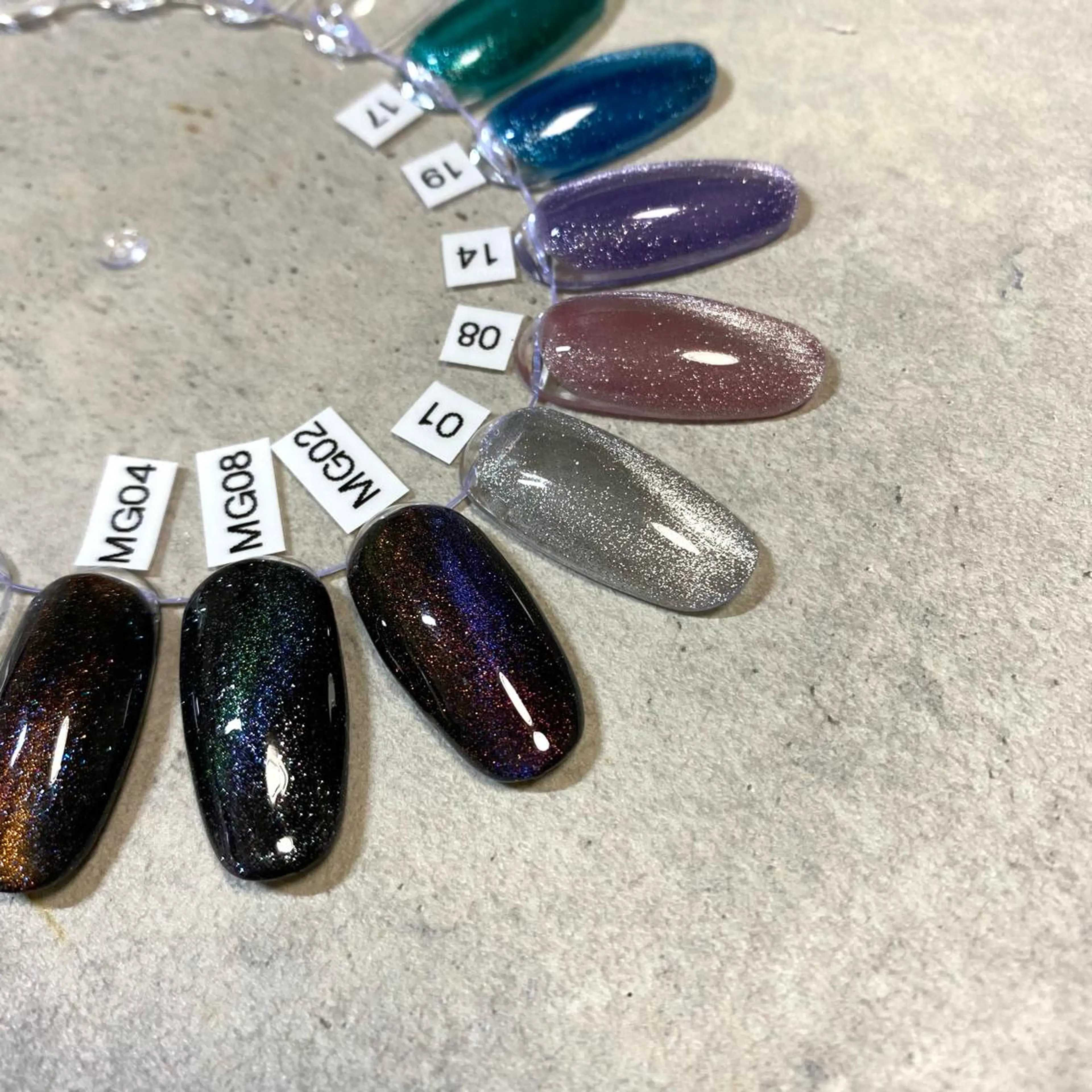 ミディアム カラー パーマ ヘアアレンジ メンズ キッズ ネイル マツエク・マツパ アイブロウ マグネットネイル 今福鶴見ネイル 8(ｴｲﾄ)のネイルデザイン