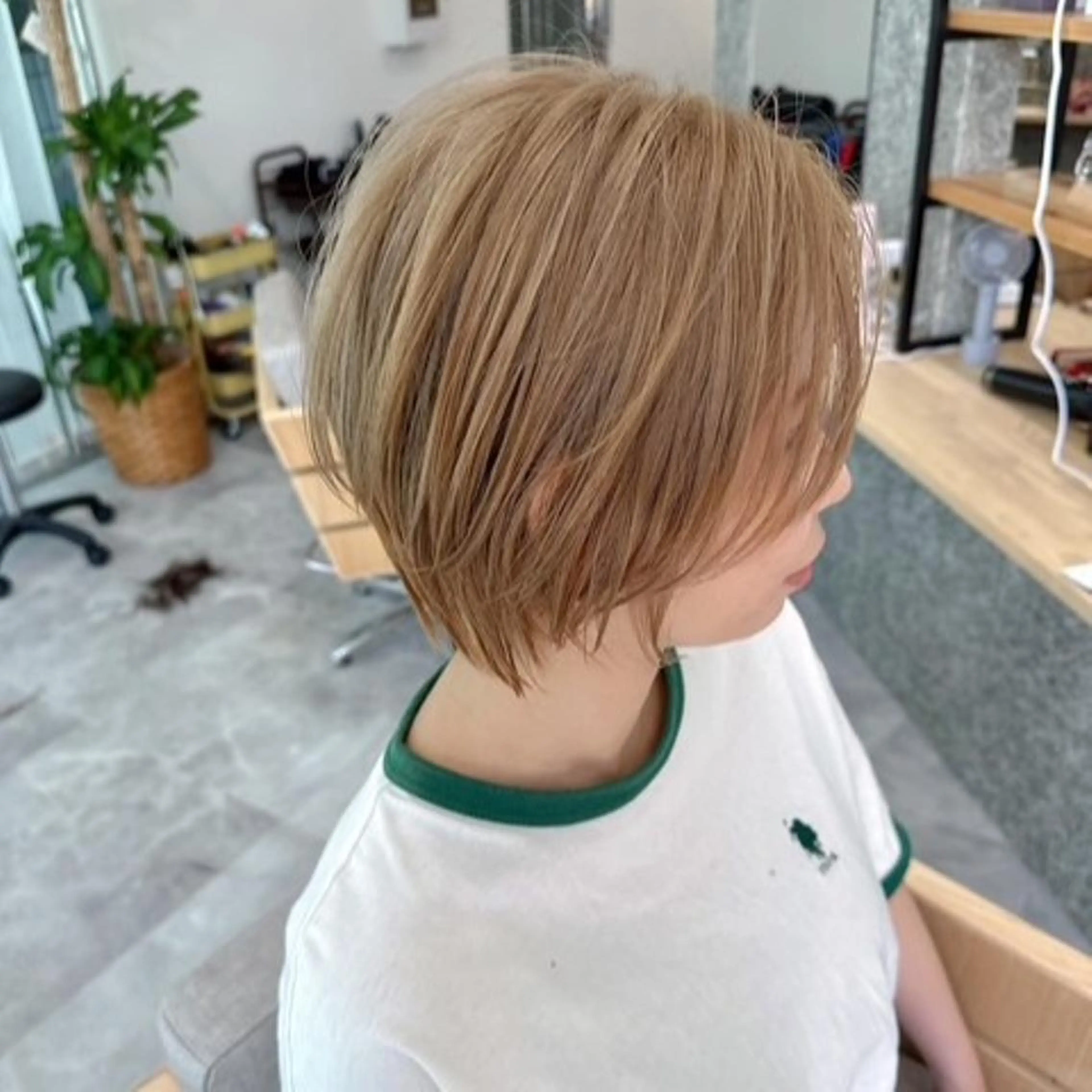 ショート カラー ミルクティーベージュ 近鉄奈良駅　向田のヘアスタイル