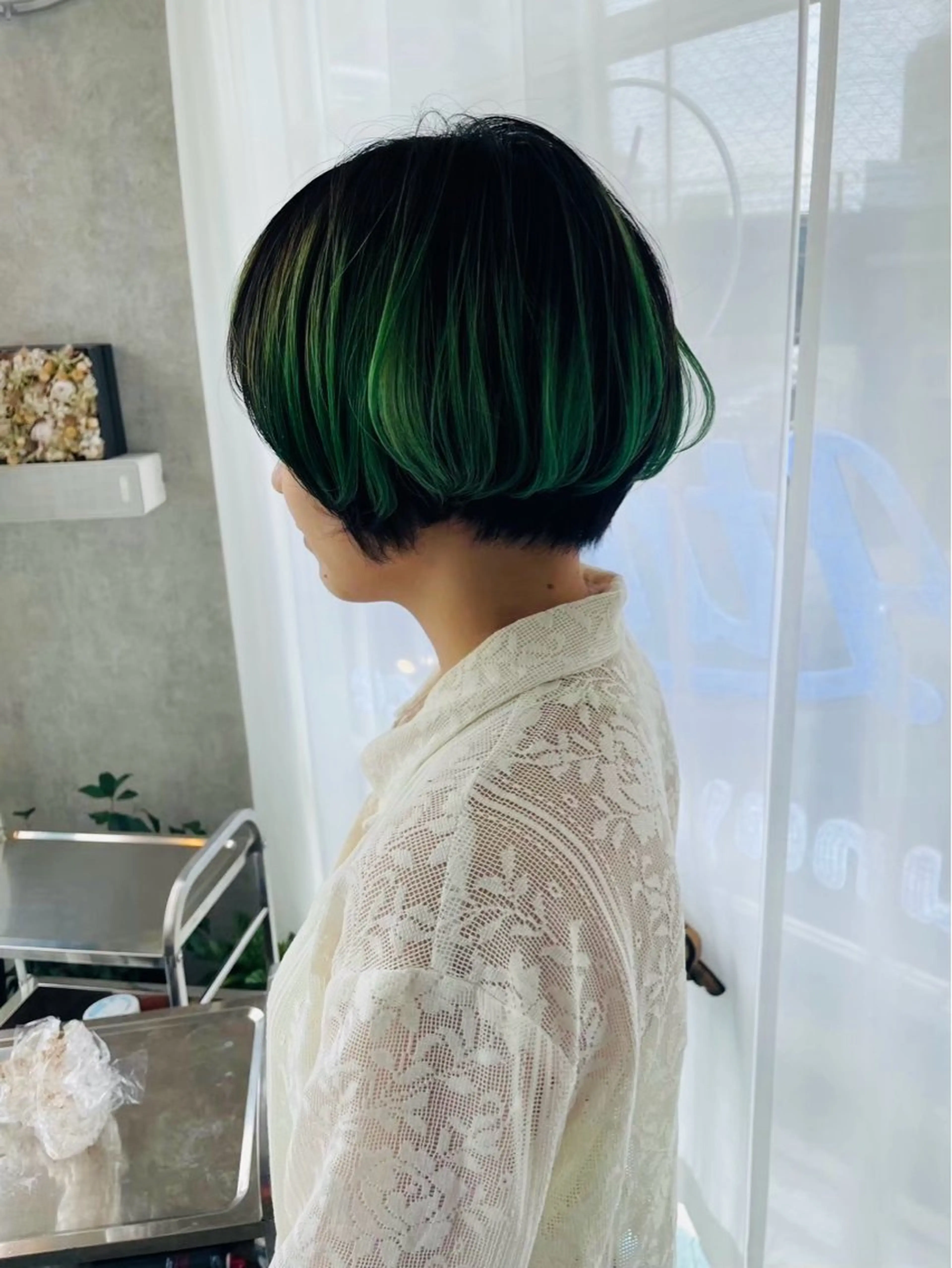 ショート カラー ブリーチ エメラルドグリーン ボブ ヘアカラー Atmos sunny terrace所属・Kyota 野田美容師のヘアスタイル