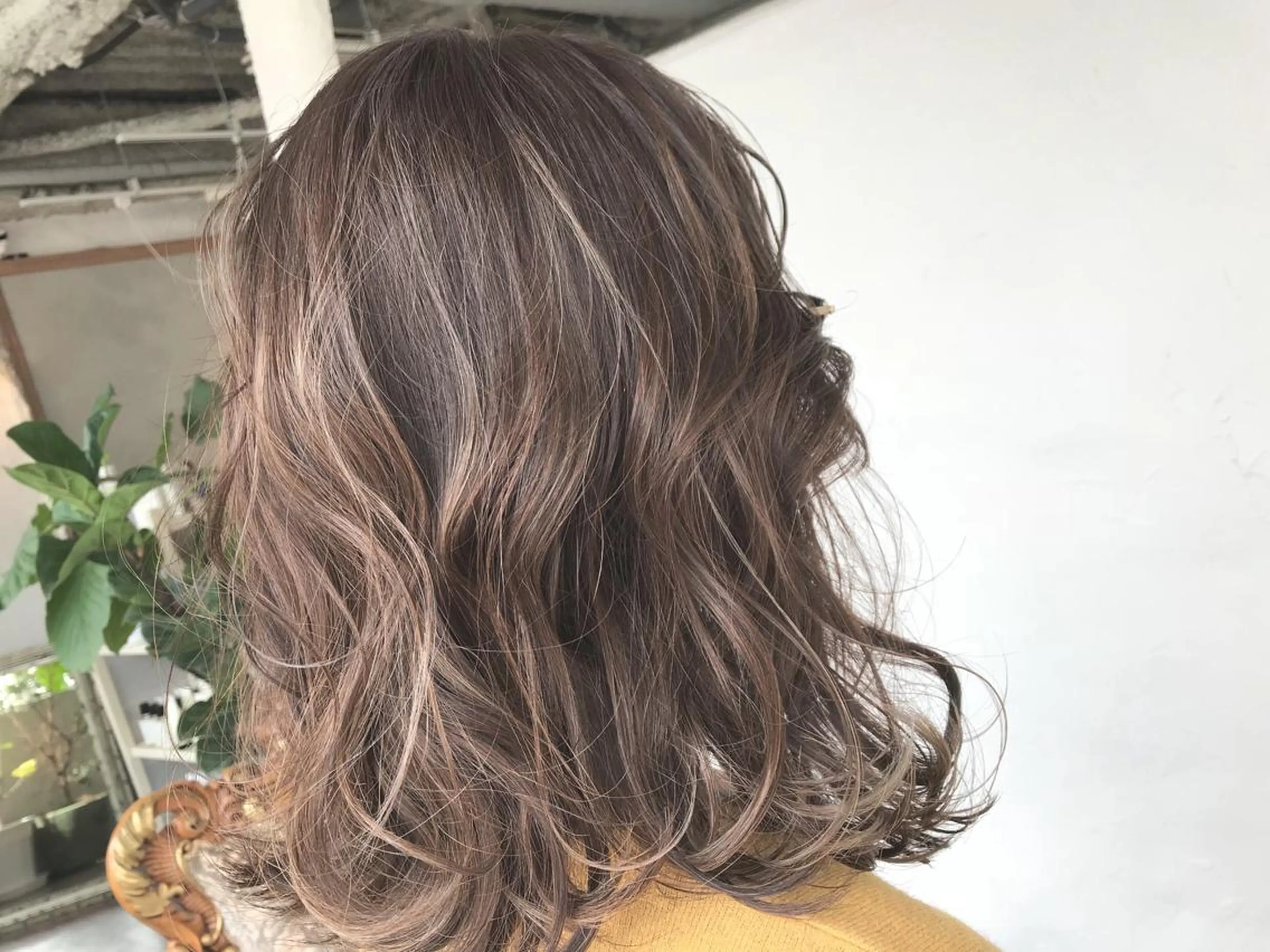 ミディアム カラー ベージュカラー ハイライトカラー ハイライト 伊藤 優希のヘアスタイル