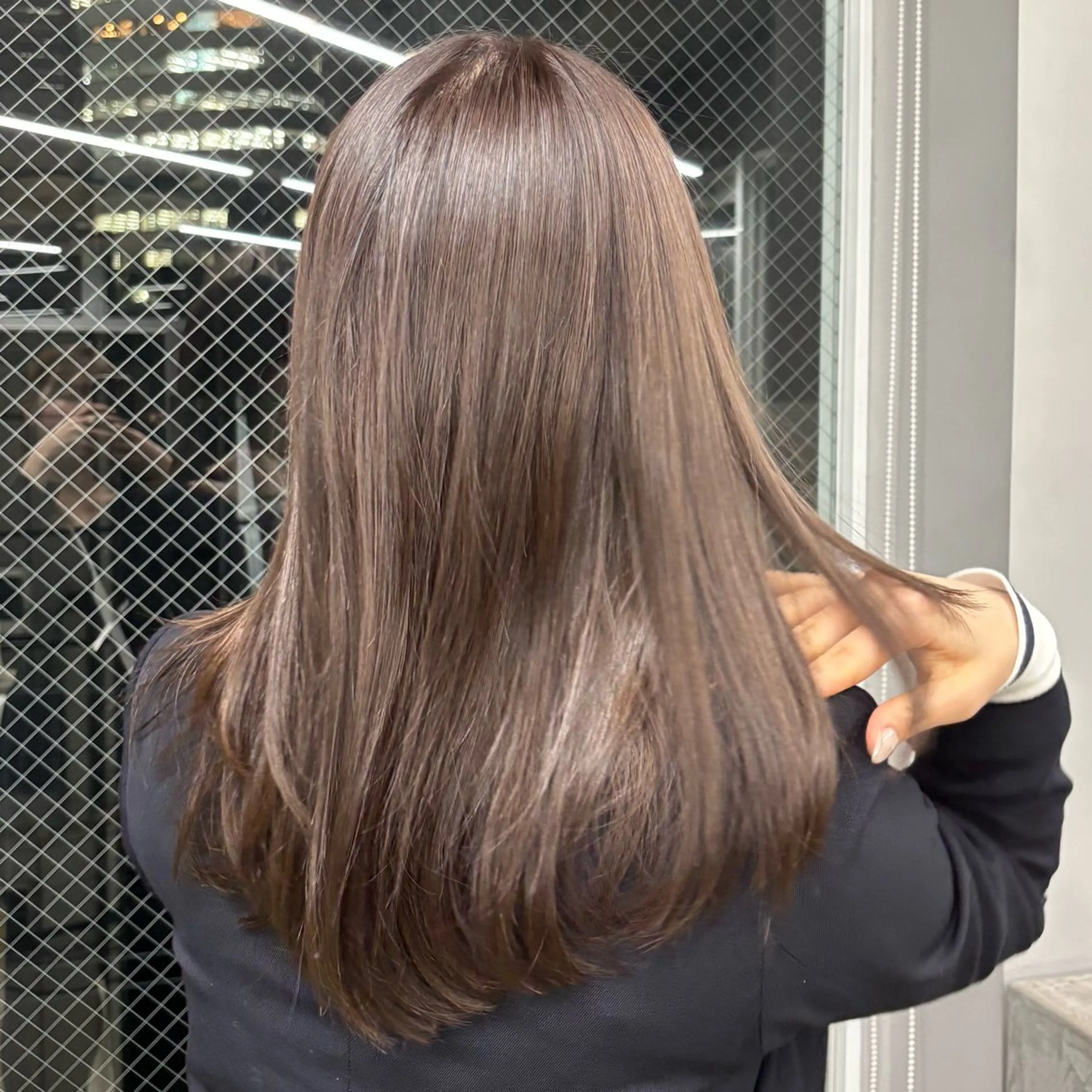 セミロング nude所属・𝐀𝐦𝐞𝐫𝐢 /透明感カラーのヘアスタイル