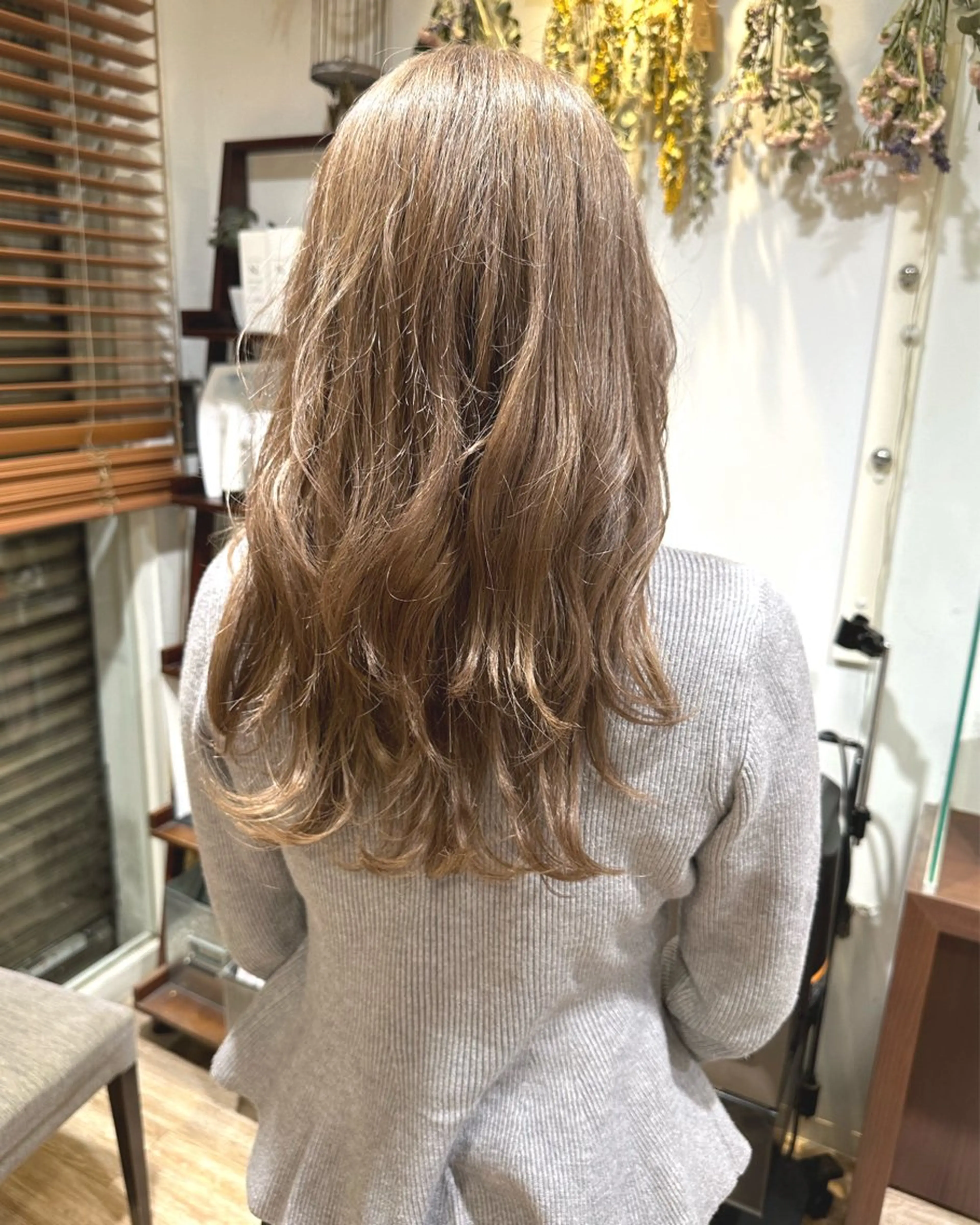 ロング ロングレイヤー シアーベージュ レイヤーカット ロング 宇都 唯のヘアスタイル