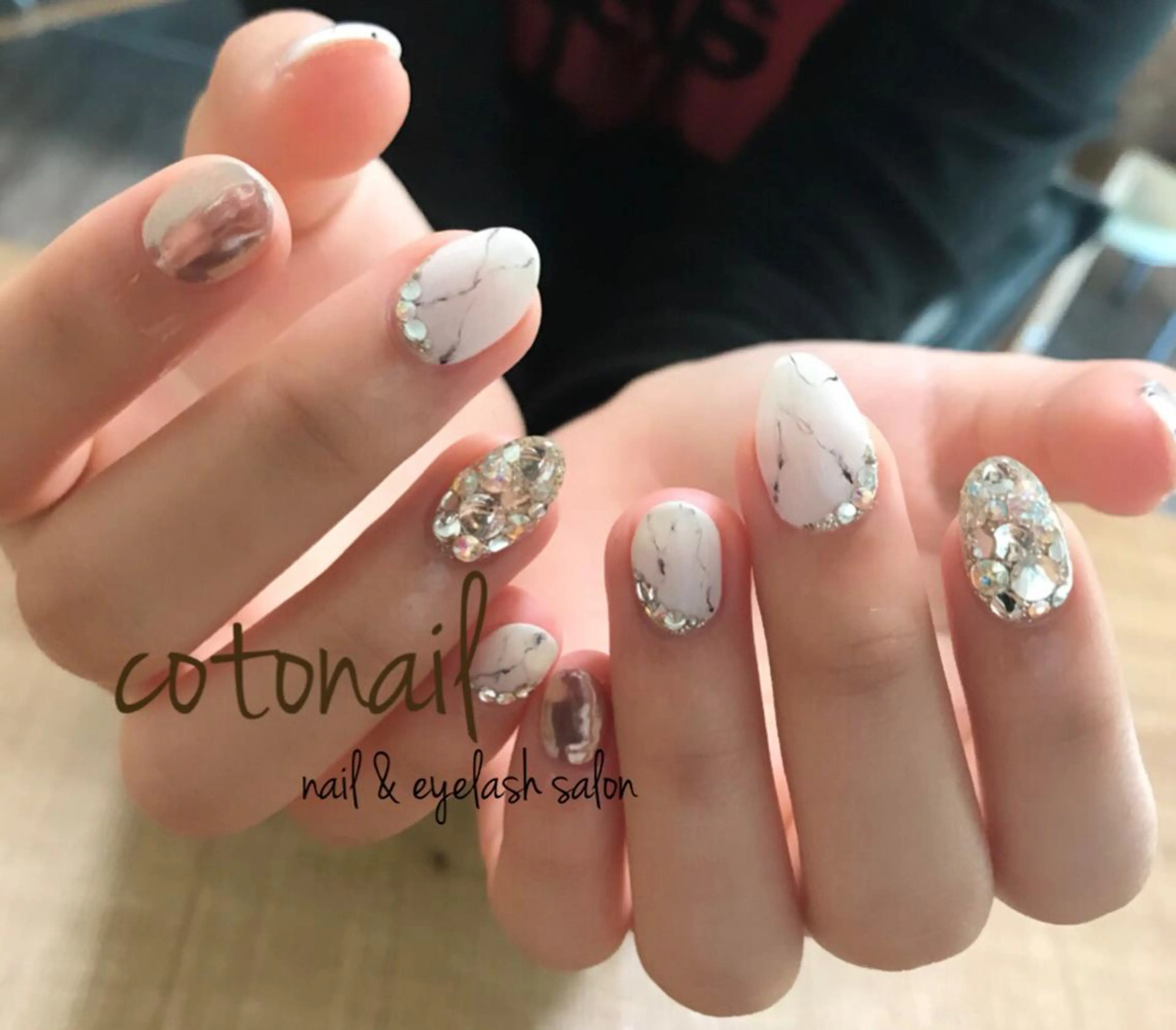 ミディアム ネイル アートネイル ハンドネイル ツメトマツゲ .のネイルデザイン