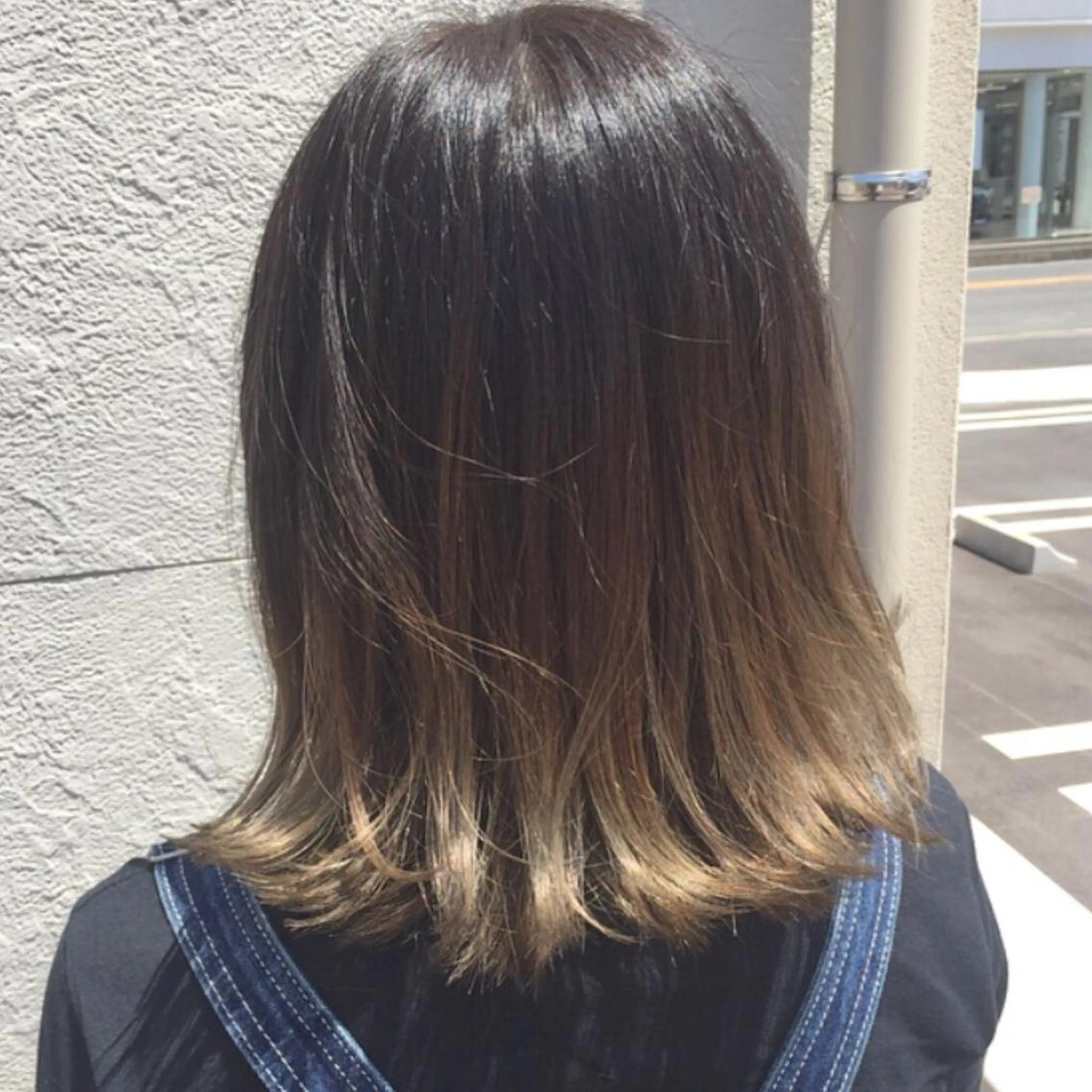 ミディアム カラー ベージュカラー ブリーチ グラデーションカラー 大石 陽菜のヘアスタイル