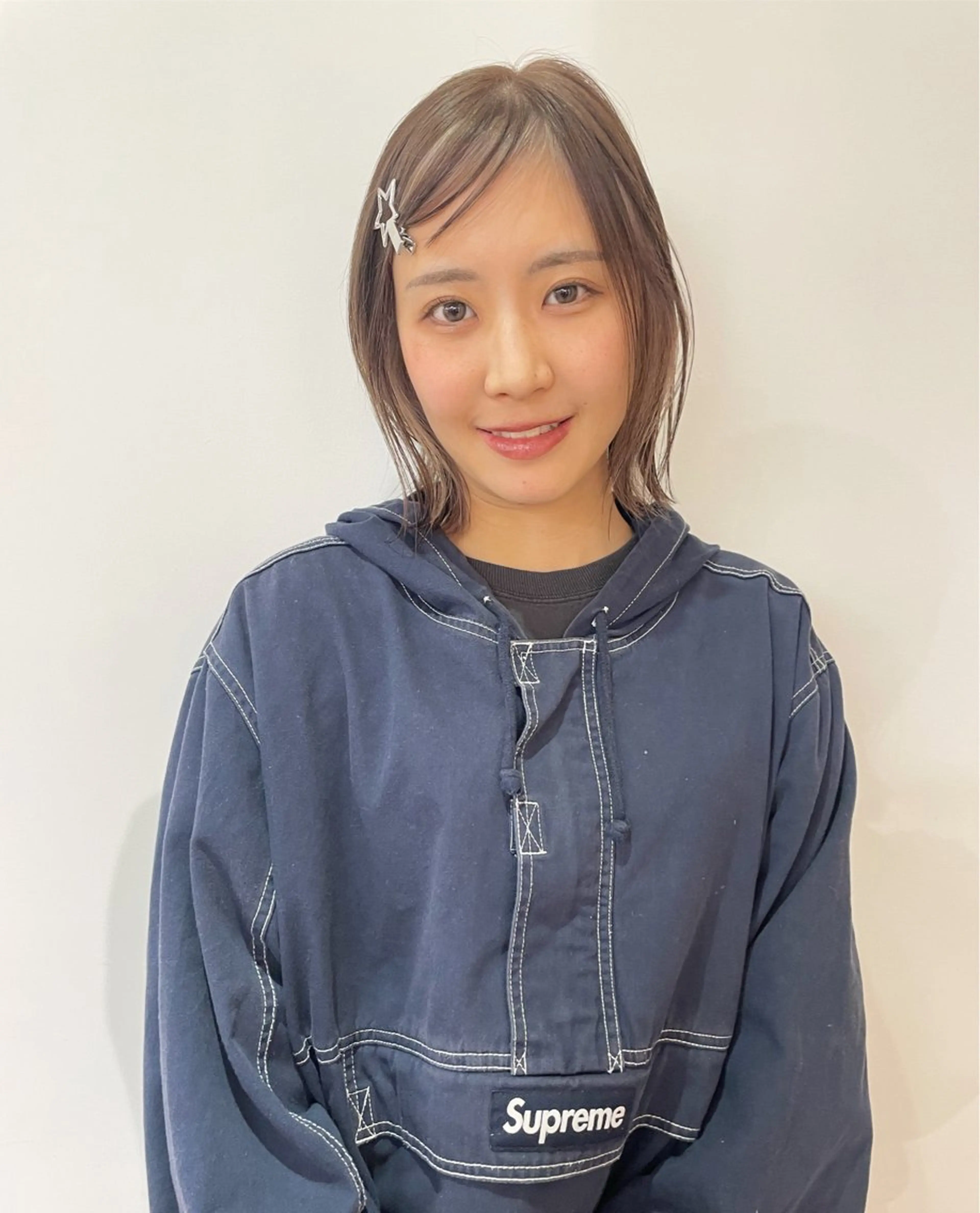 ミディアム ミストバング MIU/ルーツカラー 顔まわりレイヤーのヘアスタイル