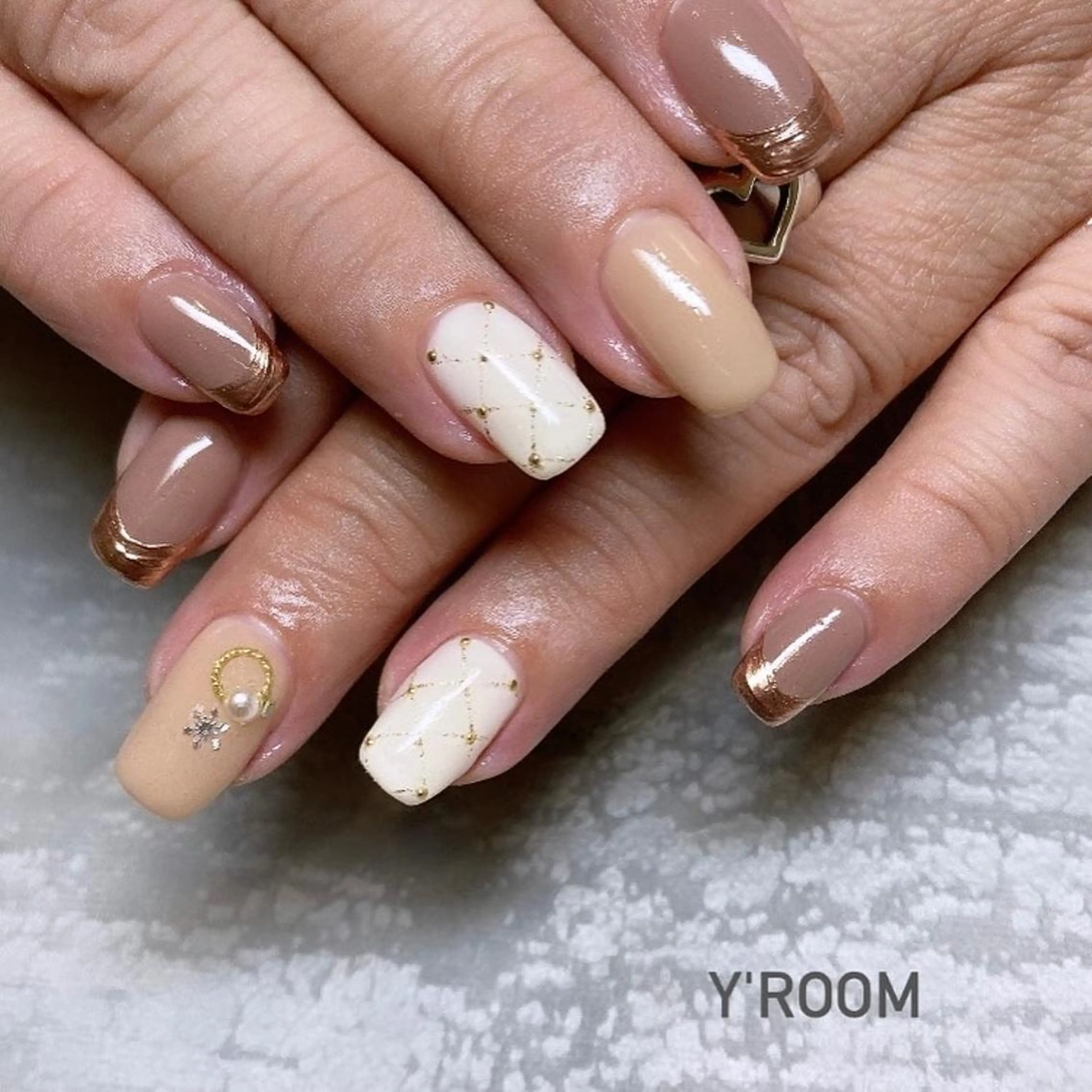 ネイル オーロラネイル フラッシュネイル フットネイル ジェルネイル 氷ネイル・うるうるネイル ハンドネイル YUKA （ネイリスト）のネイルデザイン