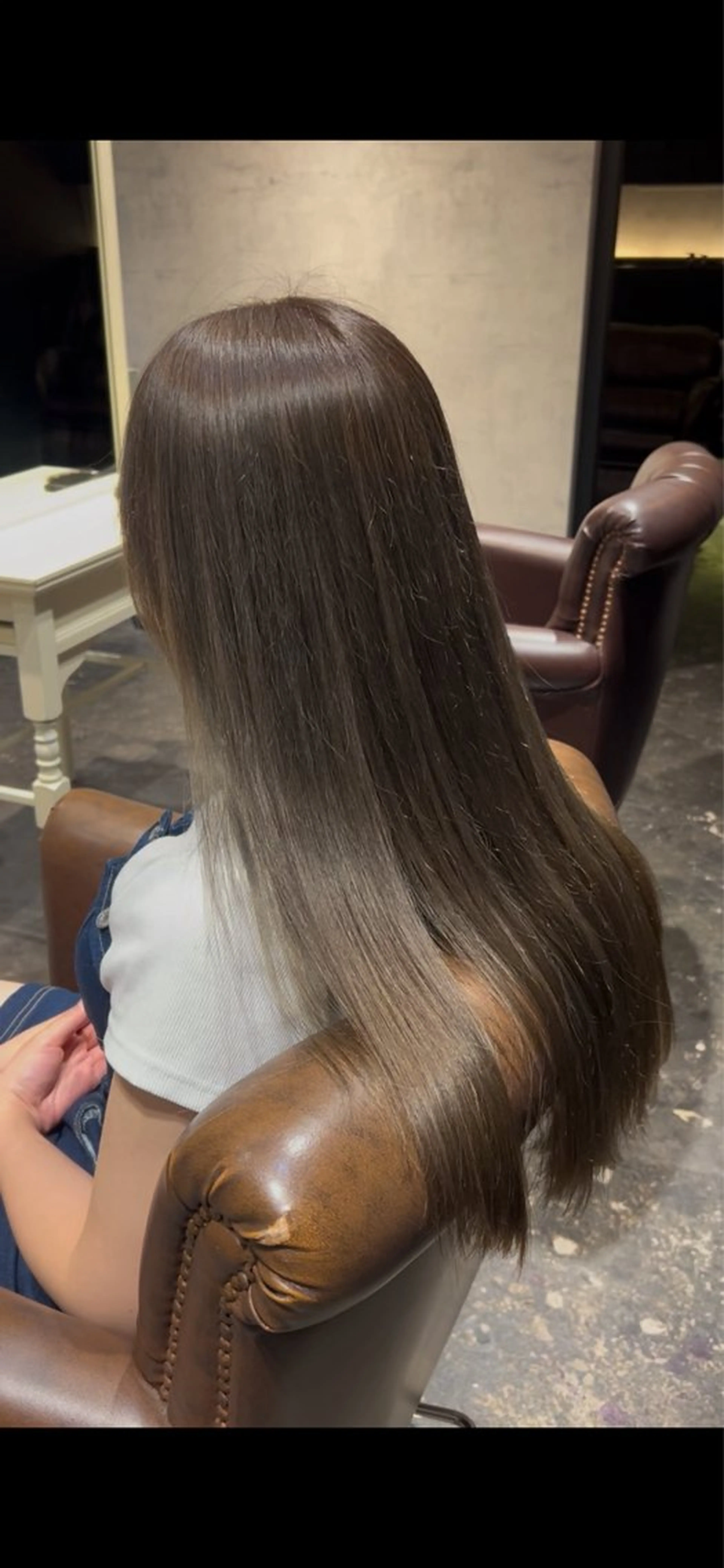 ロング カラー グレージュ ヘアカラー 朝飛 唯菜のヘアスタイル