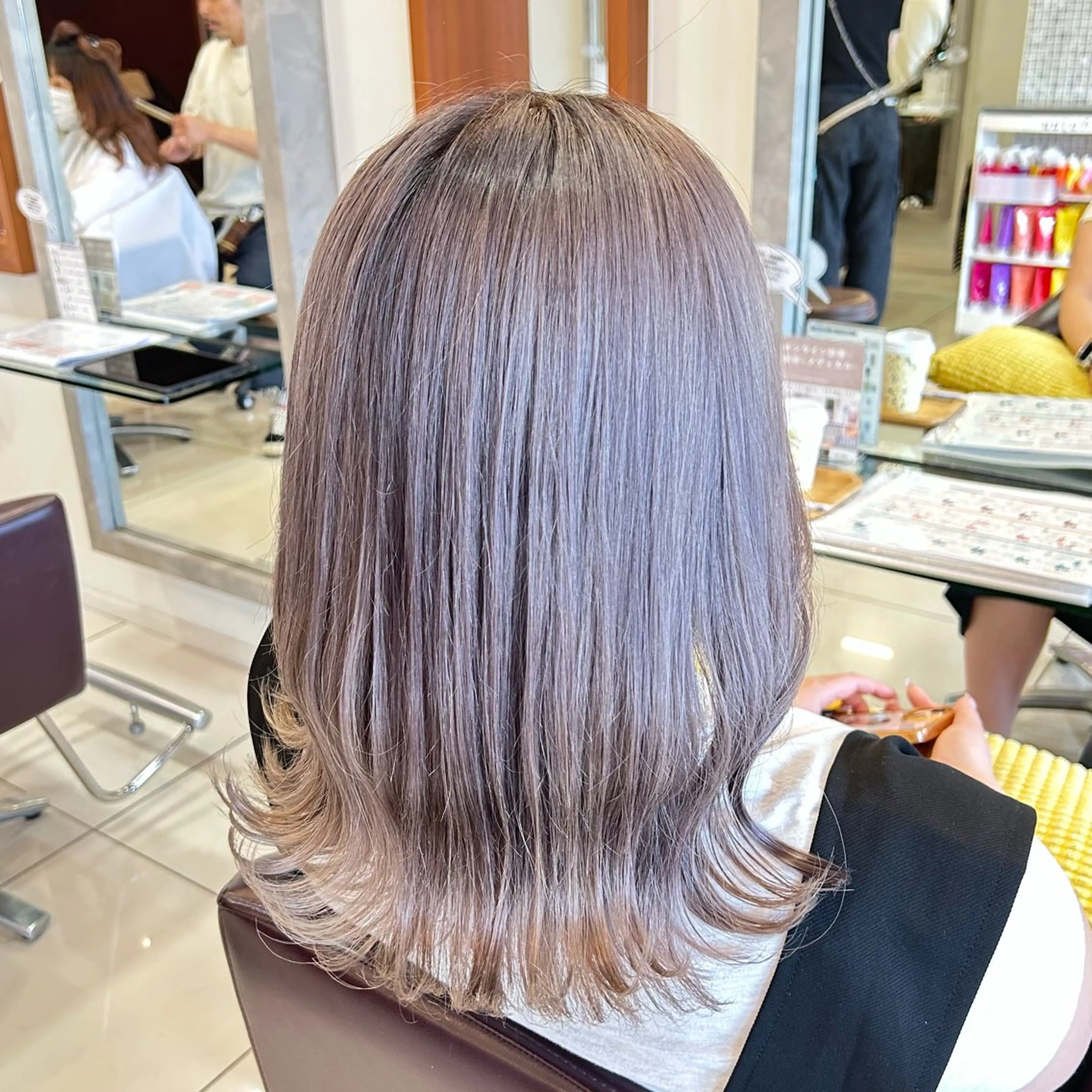 ミディアム カラー ブリーチ ハイトーンカラー シルバー ホワイトシルバー ヘアカラー トップスタイリスト 林すずかのヘアスタイル