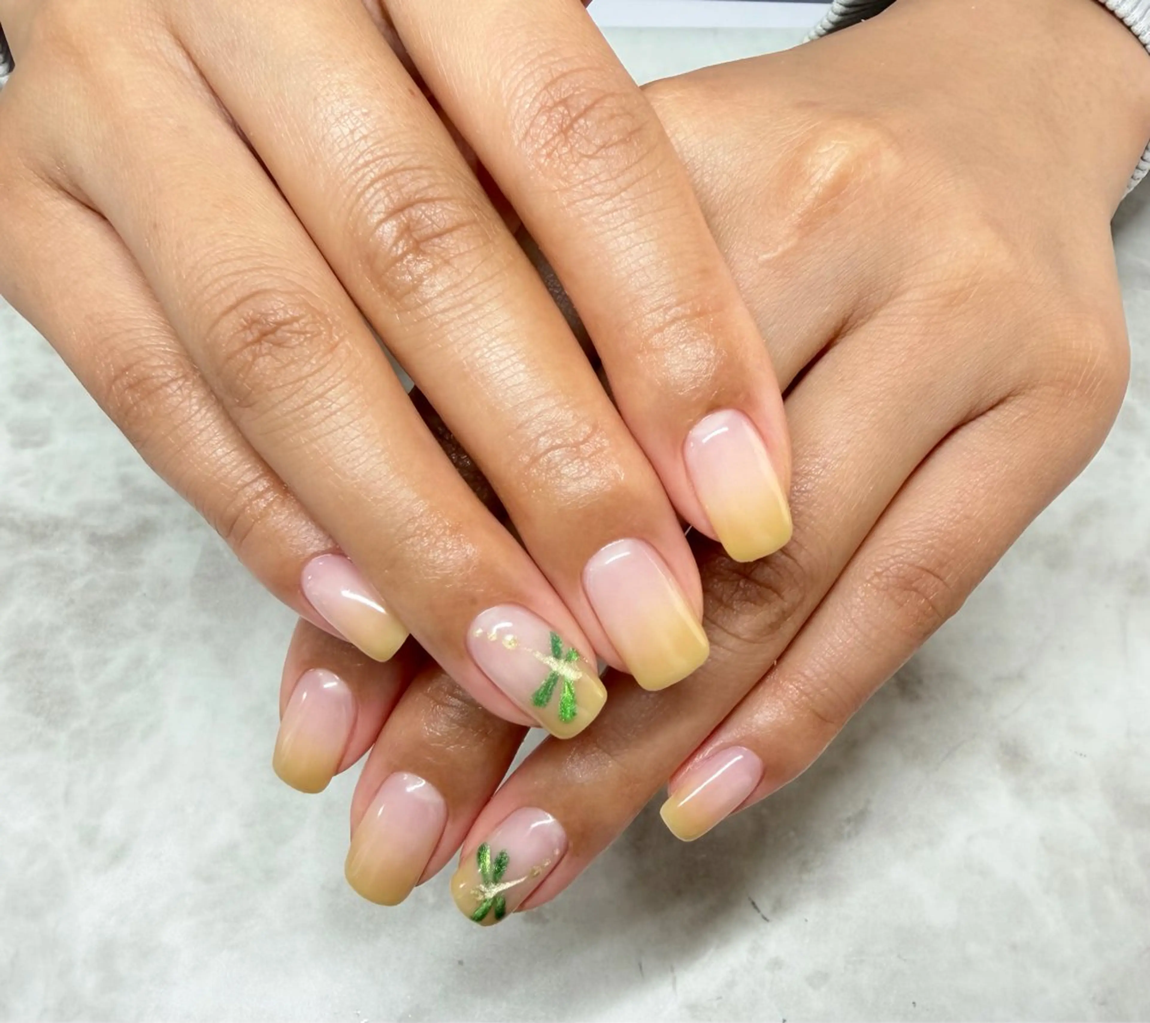 ミディアム ハンドネイル ダンビーニャム サロールのネイルデザイン