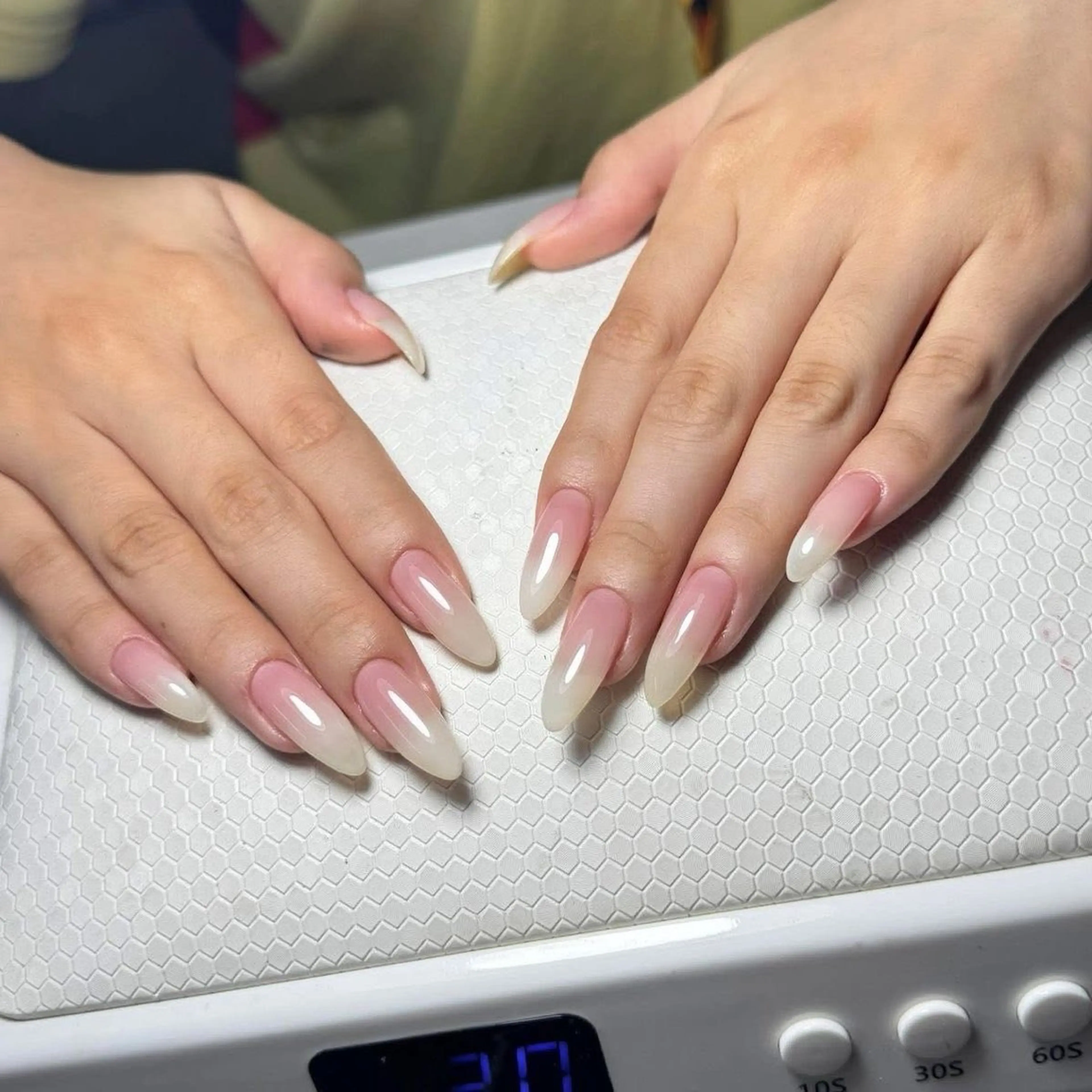 ネイル 長さ出し フレンチネイル ジェルネイル ガラスフレンチ 韓国ネイル ハンドネイル Minette nailHuongのネイルデザイン