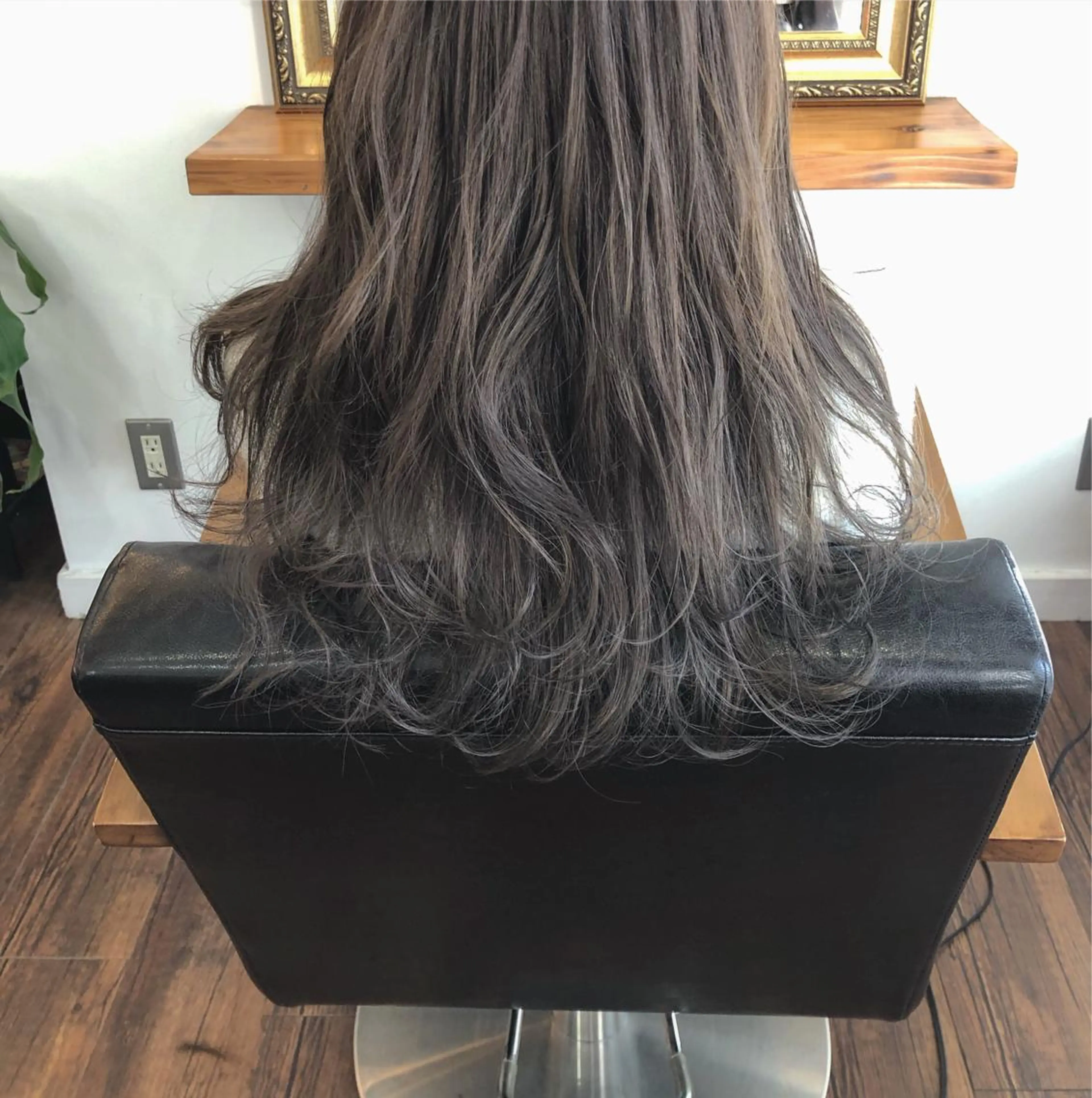 ロング カラー ダークグレー ダークグレージュ グレージュ ロング カット ヘアカラー 縮毛矯正 トリートメント 江原 彩華のヘアスタイル