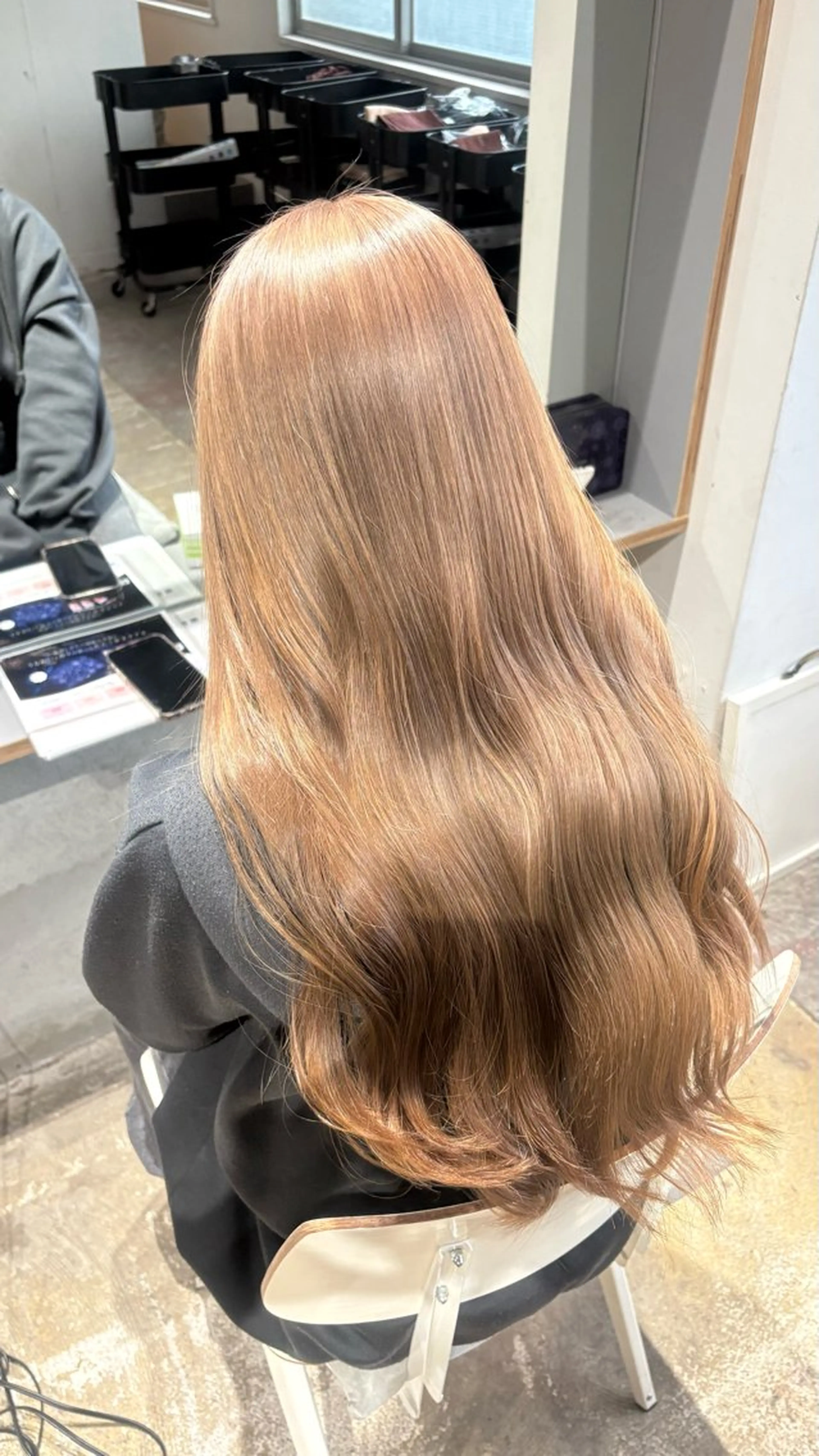 ロング カラー ベージュカラー ミルクティーベージュ ヘアカラー 安藤 まりのヘアスタイル