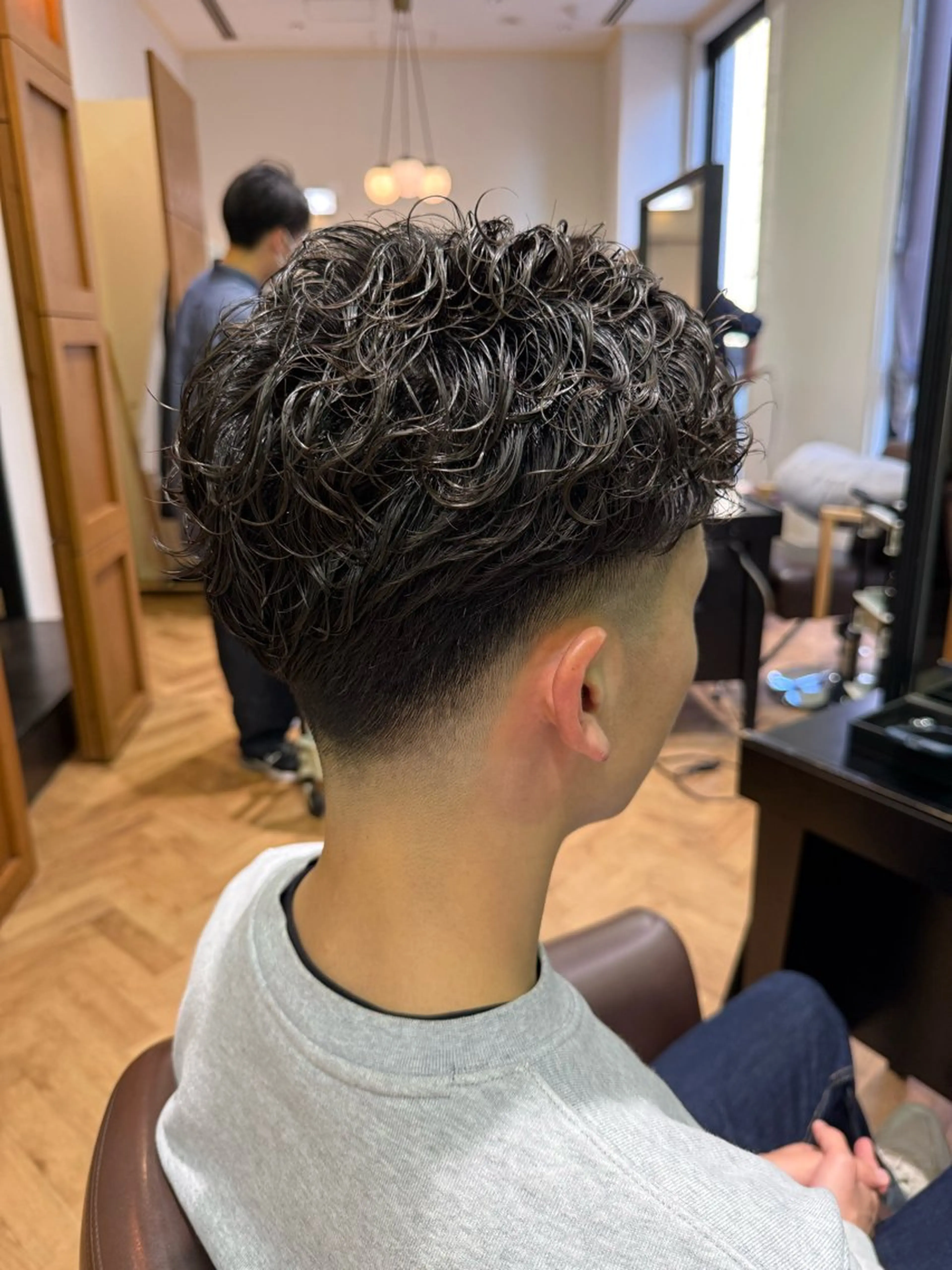 ショート パーマ メンズ フェードカット メンズパーマ 刈り上げ 溝口 槙里也のヘアスタイル