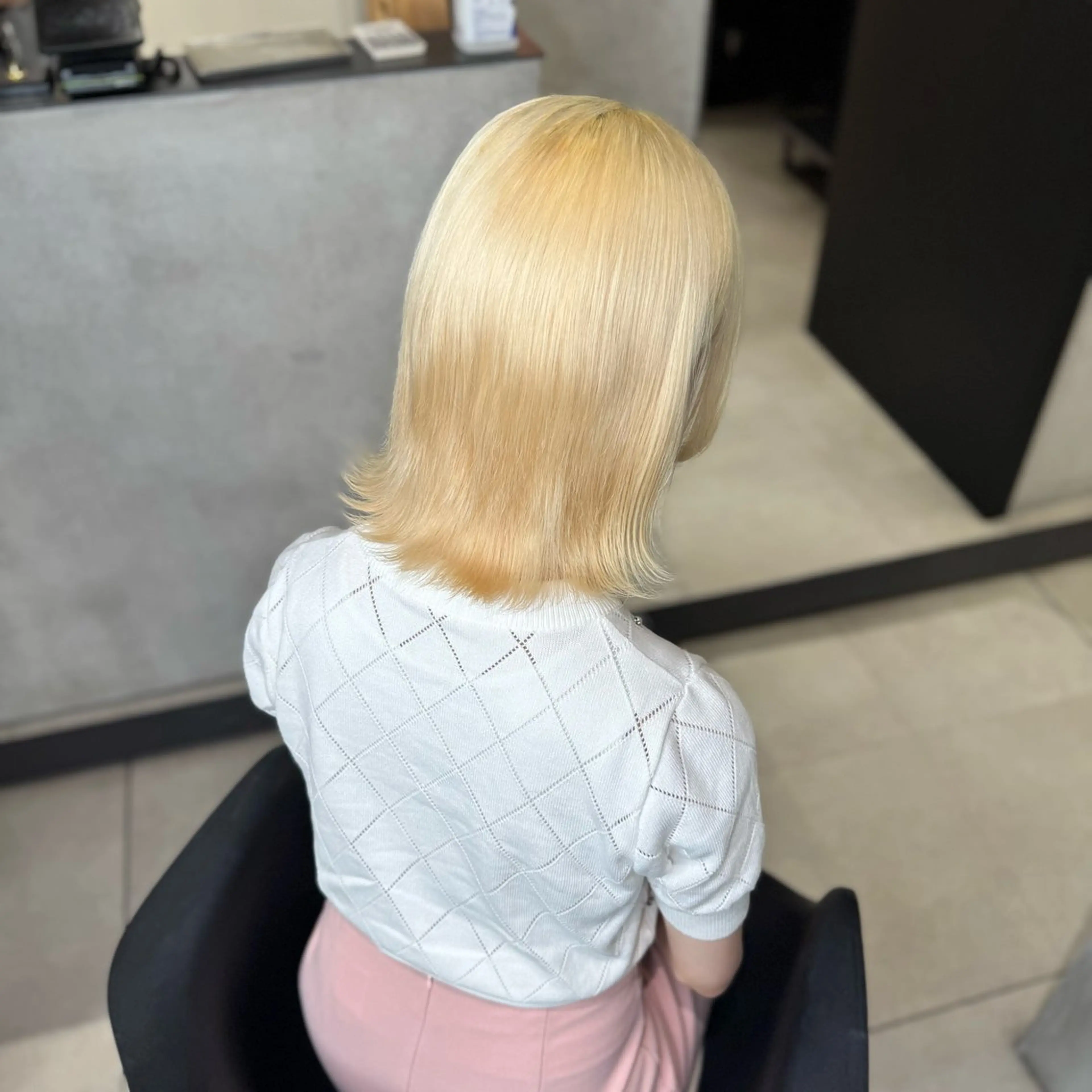 ミディアム カラー ブリーチ 抜きっぱなしブロンド ブロンド ヘアカラー 大阪 梅田/ ハイトーン/エクステのヘアスタイル