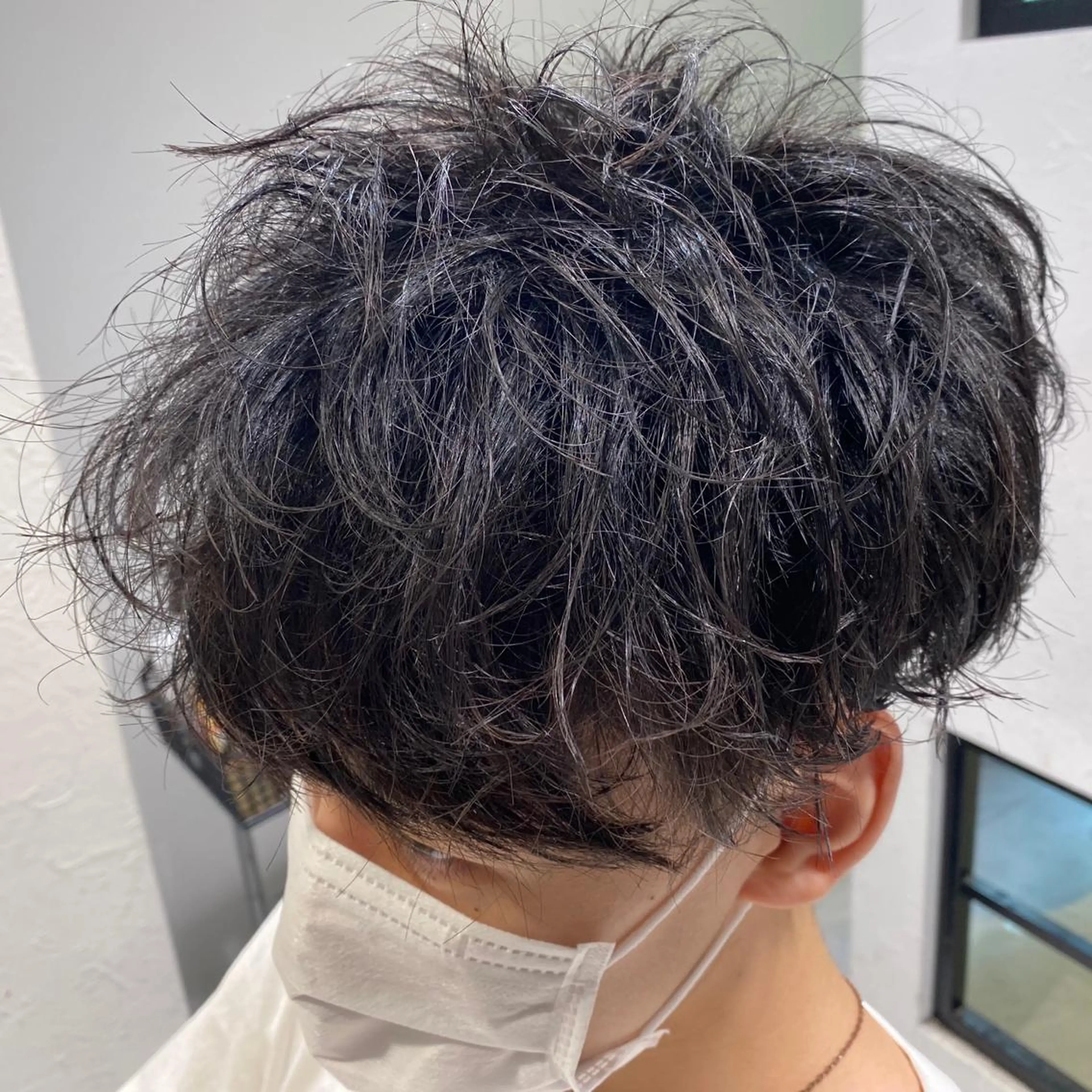 ショート パーマ メンズ アップバング メンズブリーチ ビジネス センターパート メンズハイトーン 赤み消し🌿 透明感カラー🫧のヘアスタイル