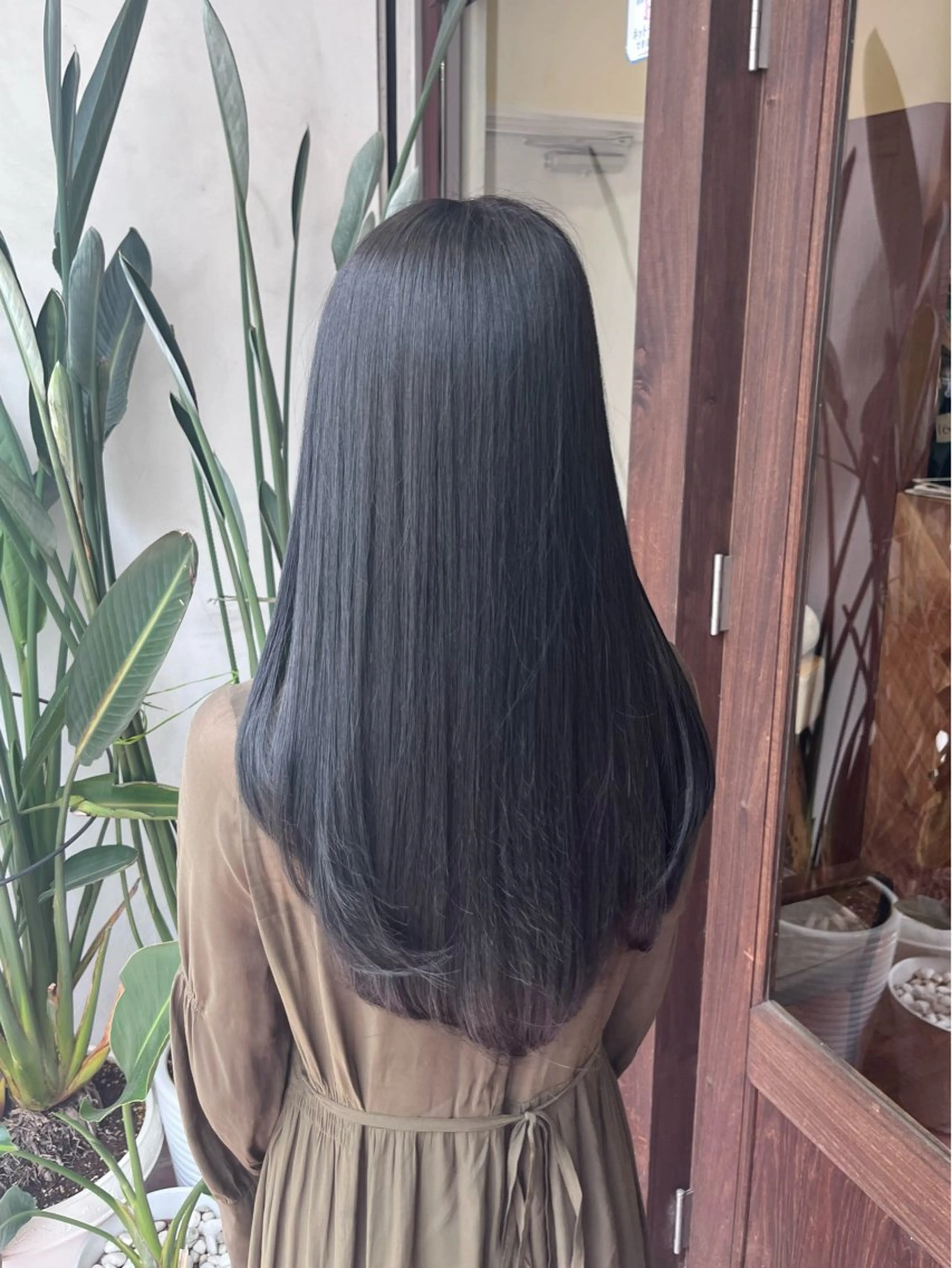 ロング アッシュ アッシュグレー 角田 満帆のヘアスタイル