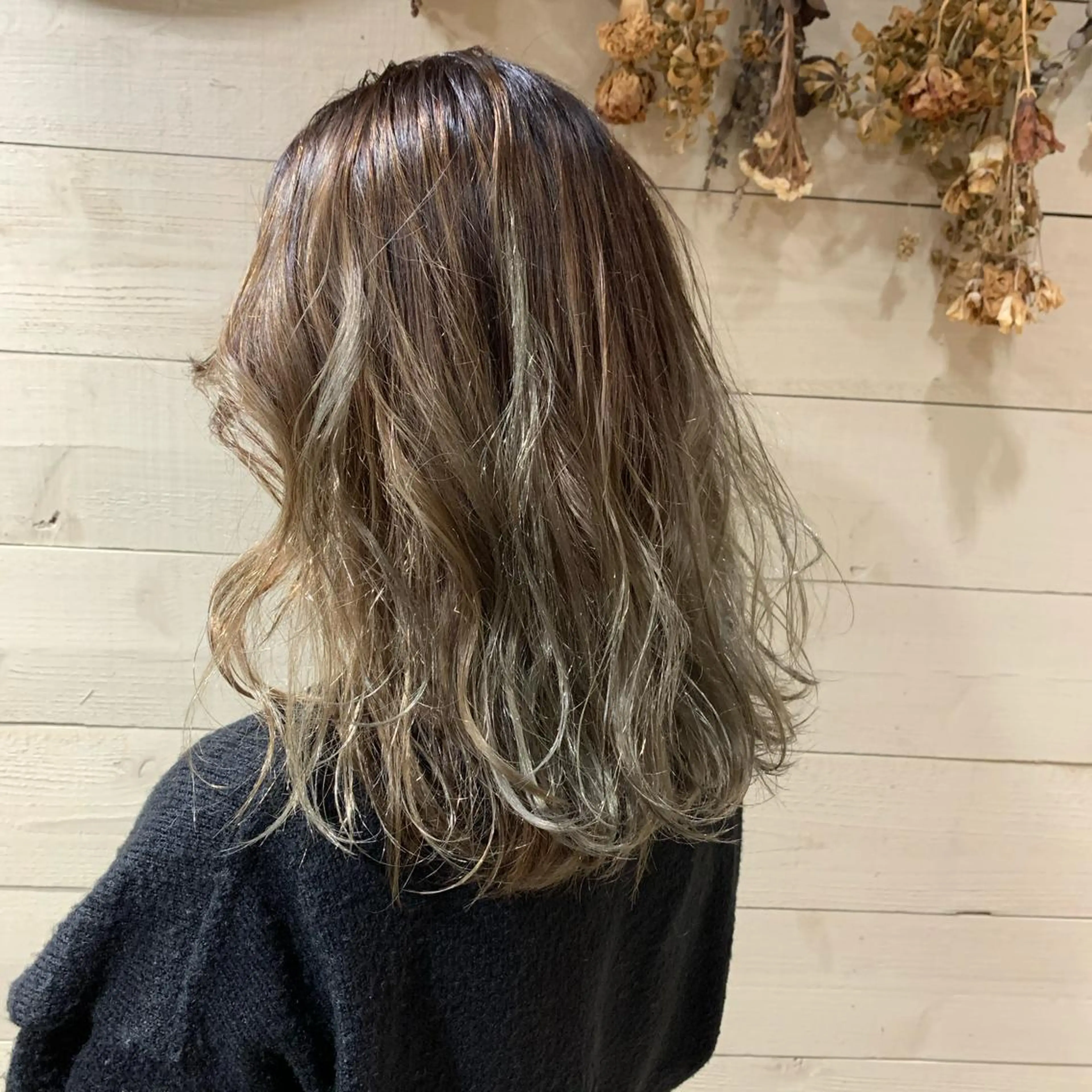 セミロング カラー クワハラ イオリのヘアスタイル