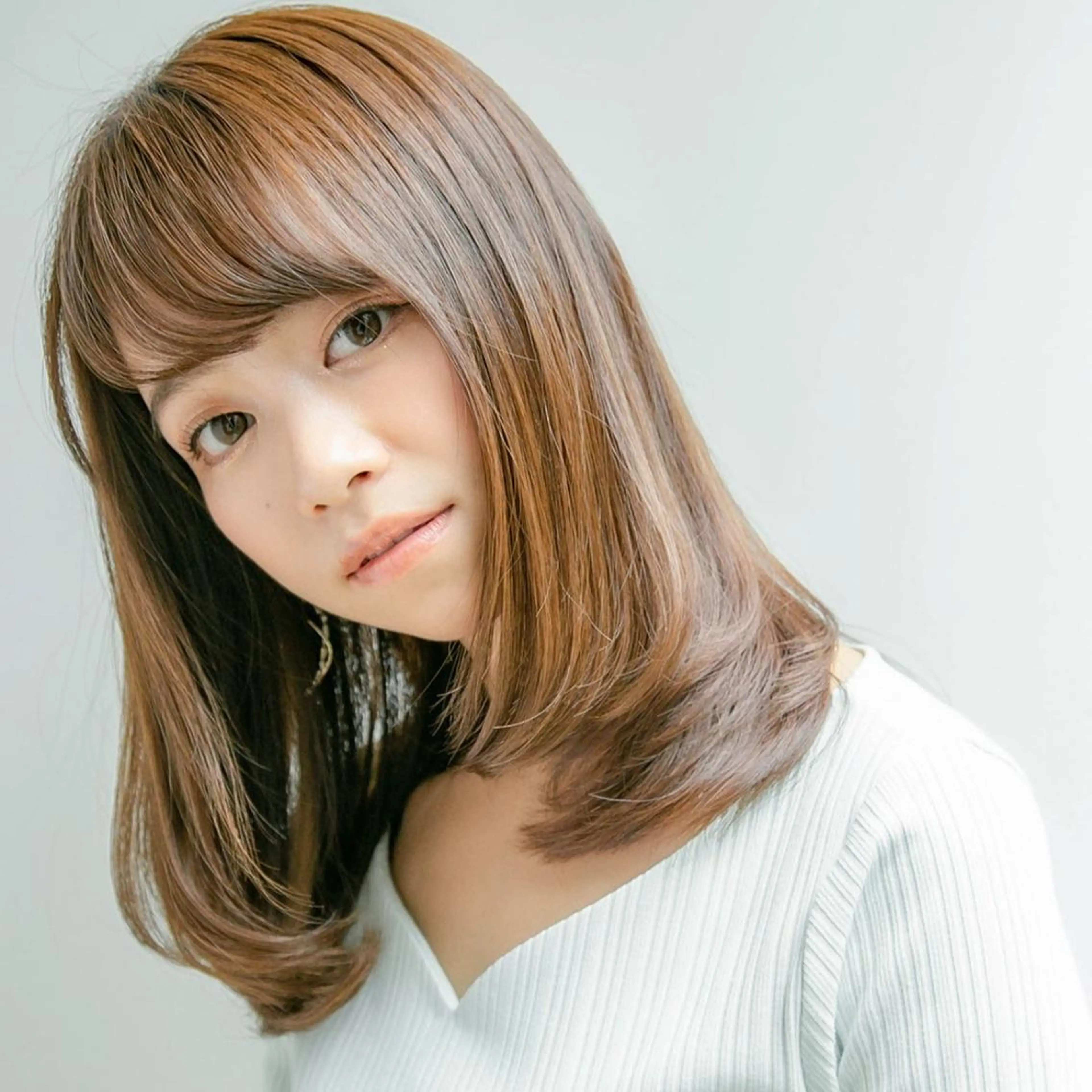 セミロング カット ヘアカラー トリートメント 山本翔一郎 韓国顔周りレイヤーのヘアスタイル