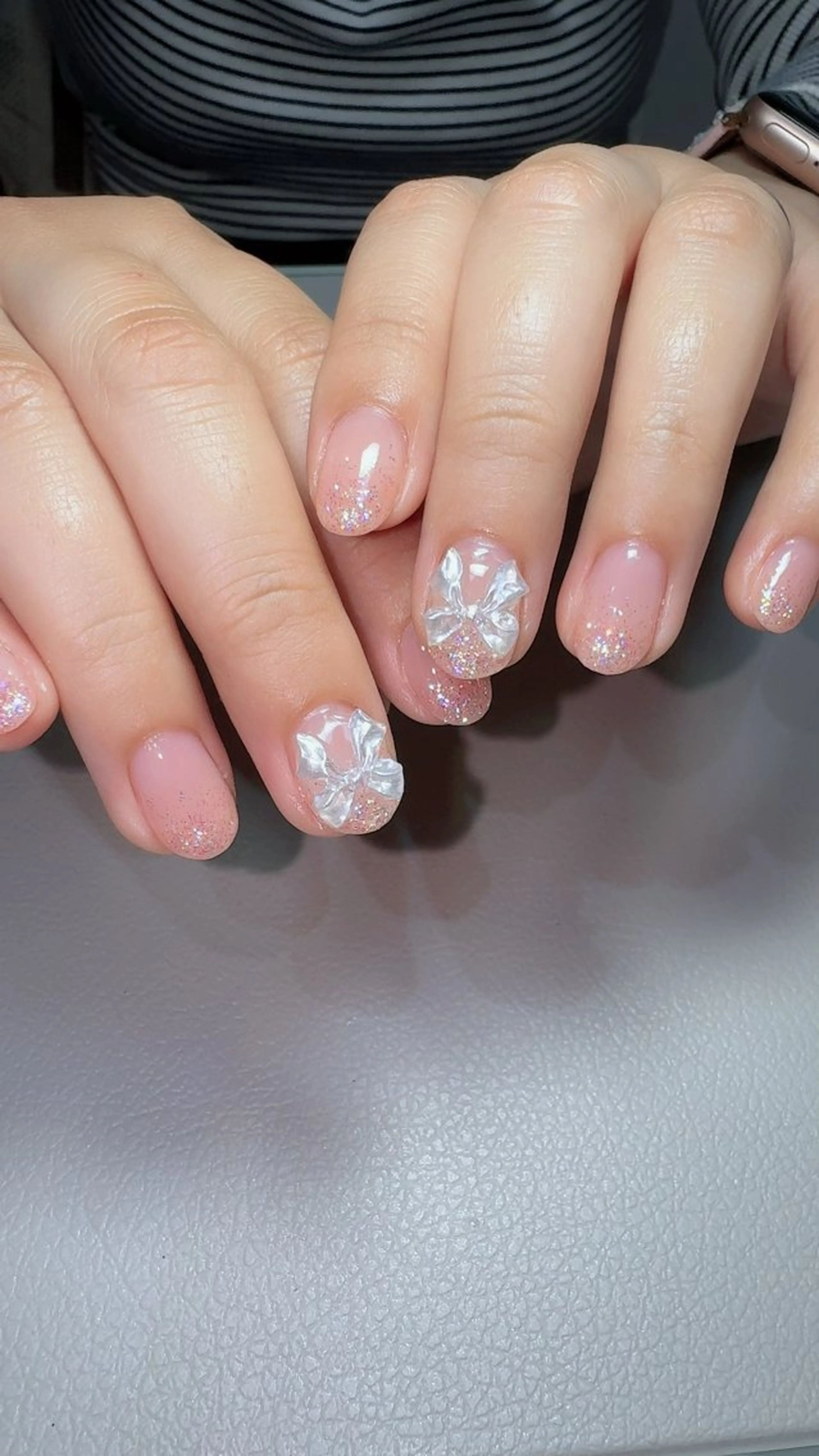 ネイル グラデーション ラメ(グリッター) ラメグラデーション リボン ハンドネイル nailsalon urüm所属・nailsalon urümのネイルデザイン