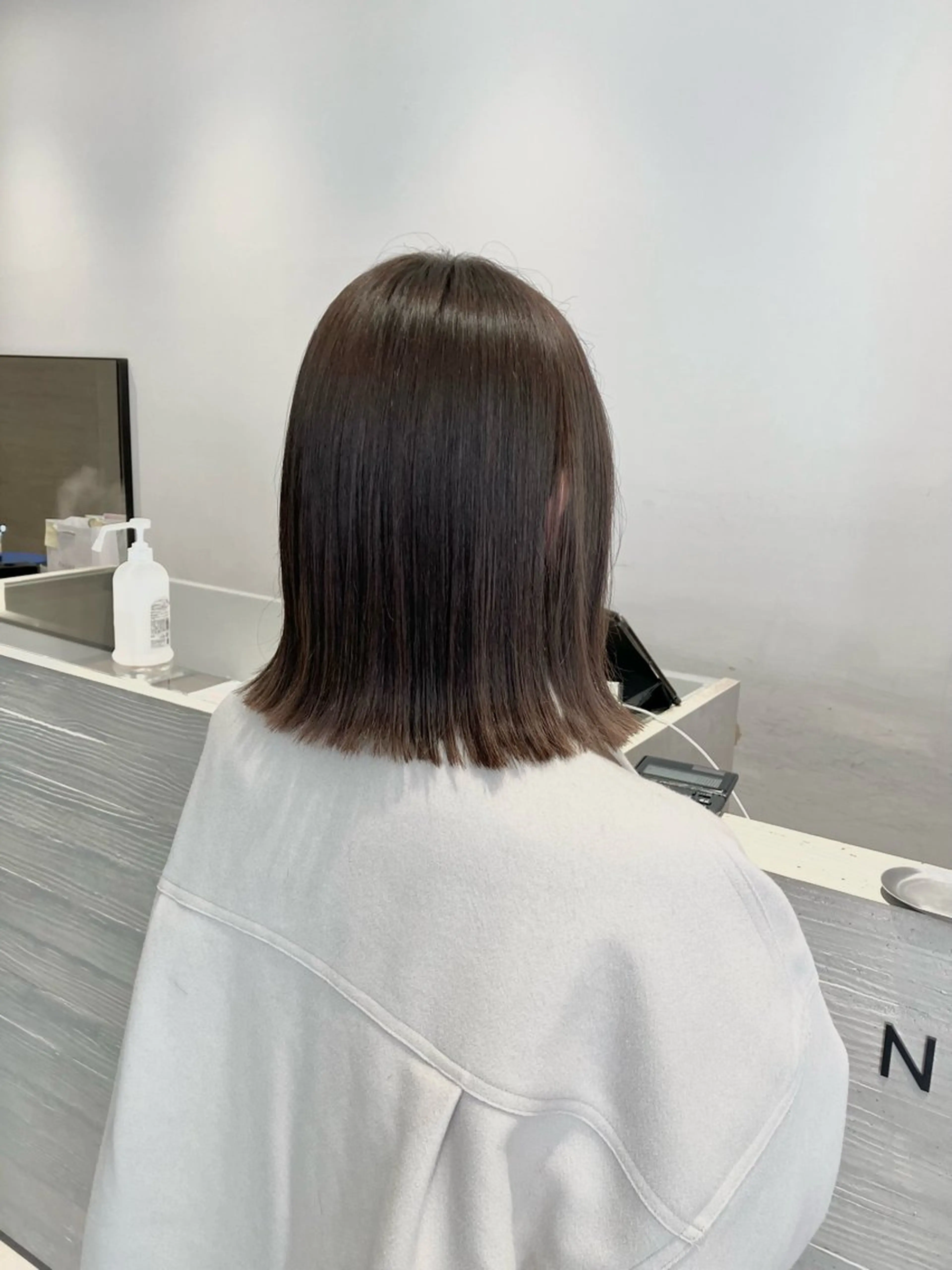 ミディアム ボブ 外ハネヘア サキ🤍ハイトーン 🩰くびれ巻きヘアのヘアスタイル