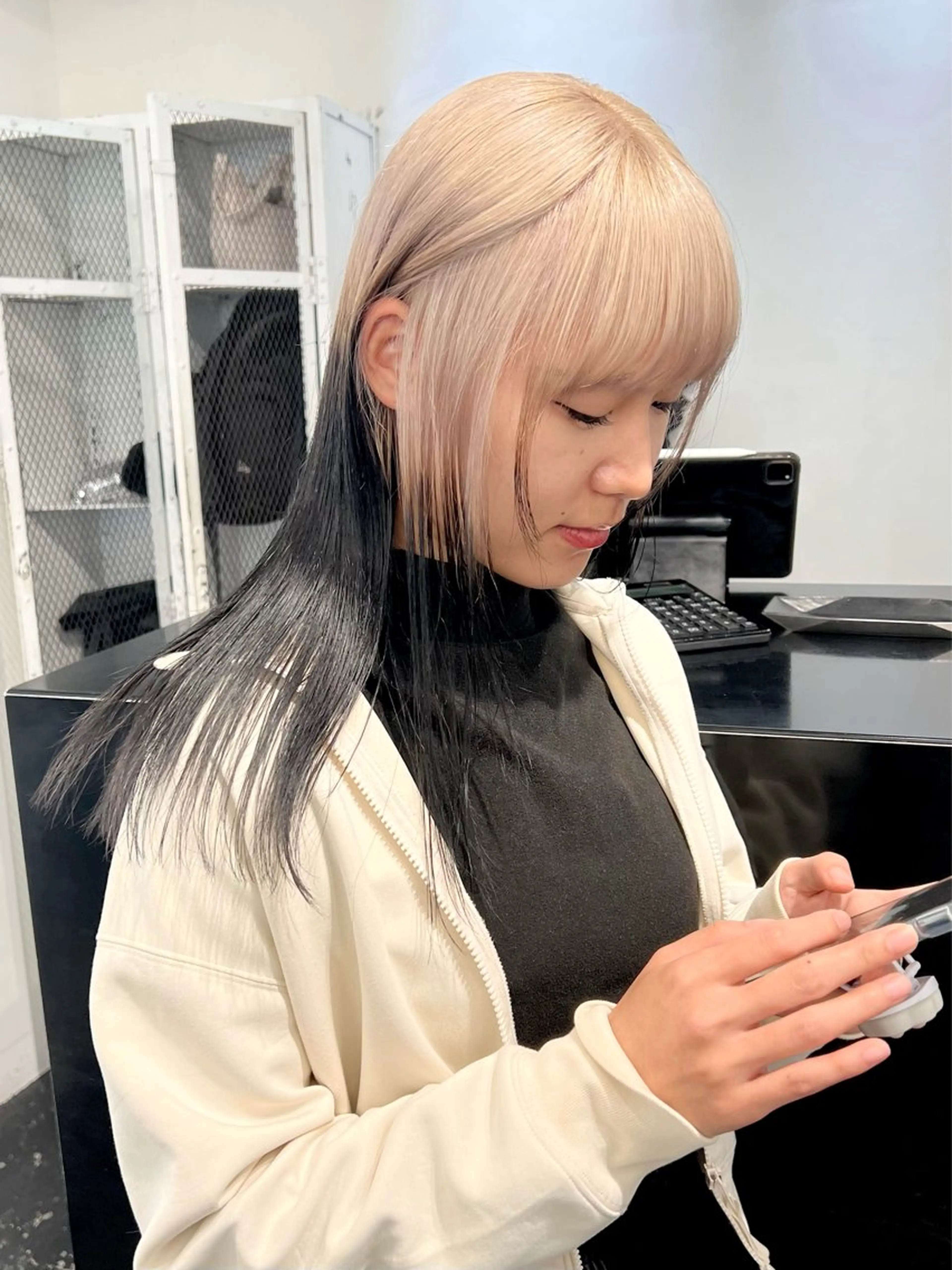 セミロング カラー アッシュ ベージュカラー ブリーチ ブロンド ケアブリーチ ヘアカラー トリートメント HARU//原宿🤍 リピート率NO.1のヘアスタイル