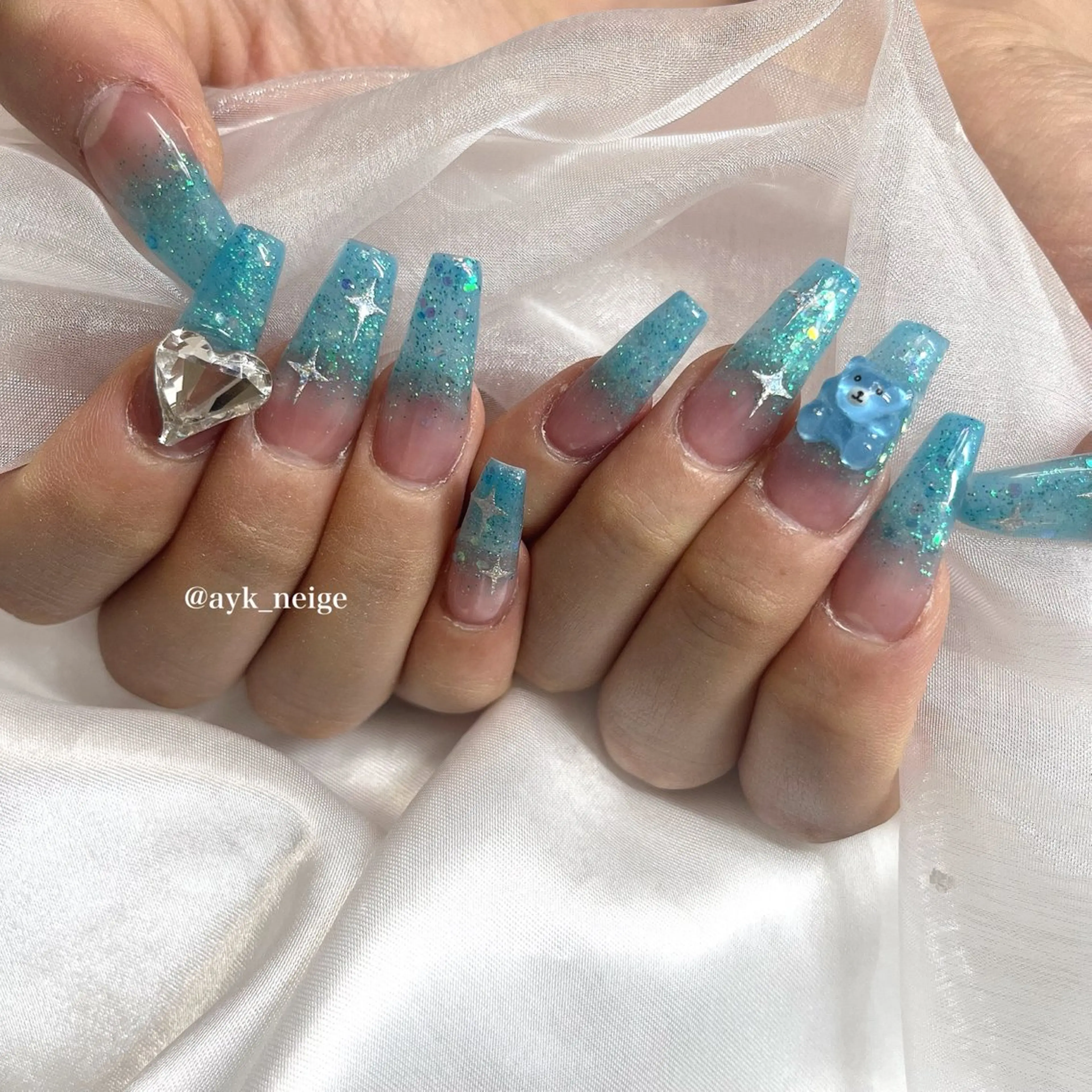 ネイル フットネイル キラキラネイル 韓国ネイル リボン シンプルネイル n'eige nail所属・大谷 綾香のネイルデザイン