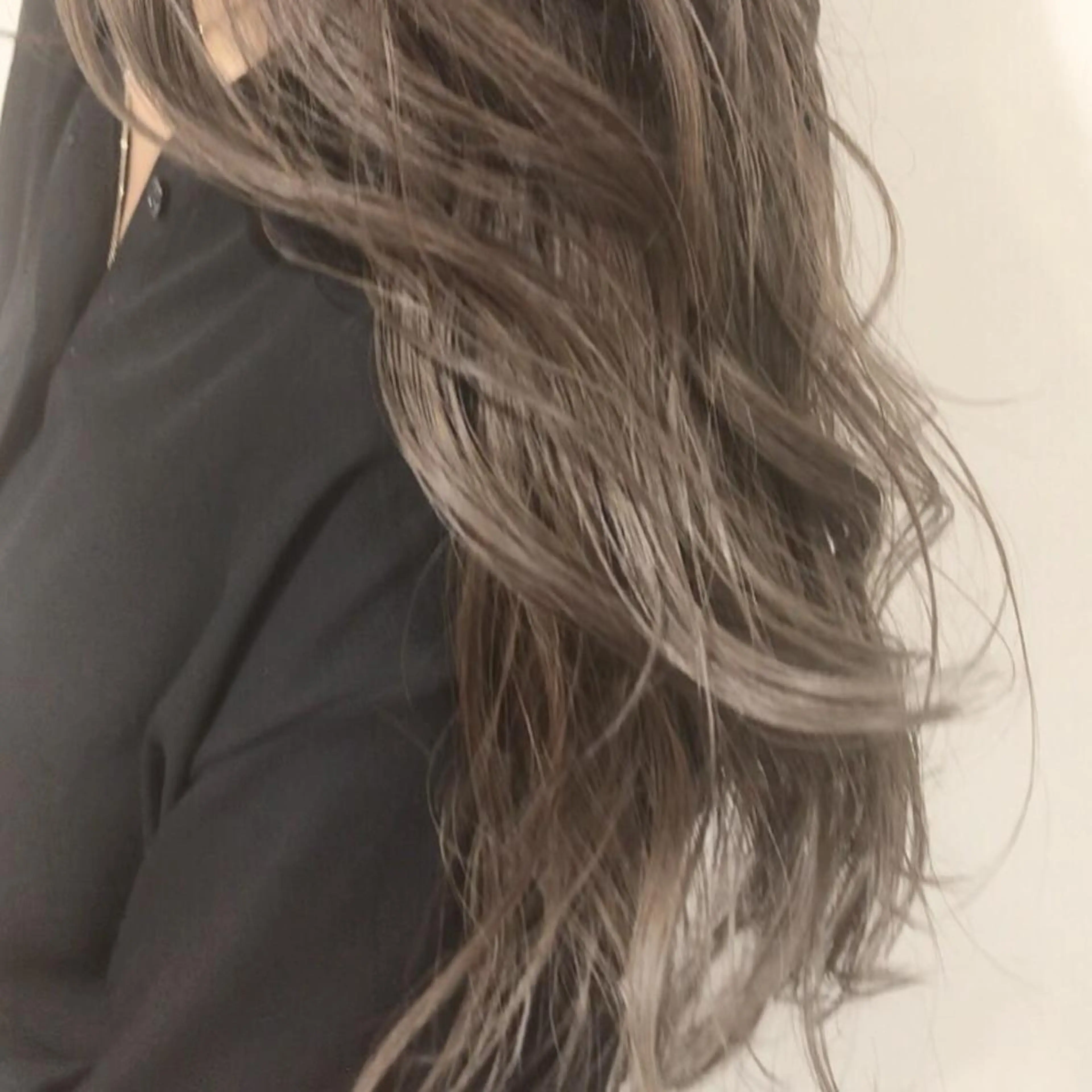 ミディアム カラー アッシュ アッシュグレー アッシュグレージュ バレイヤージュ ベージュカラー AMI Hair  supply所属・髪質改善カラー 韓国風レイヤーのヘアスタイル