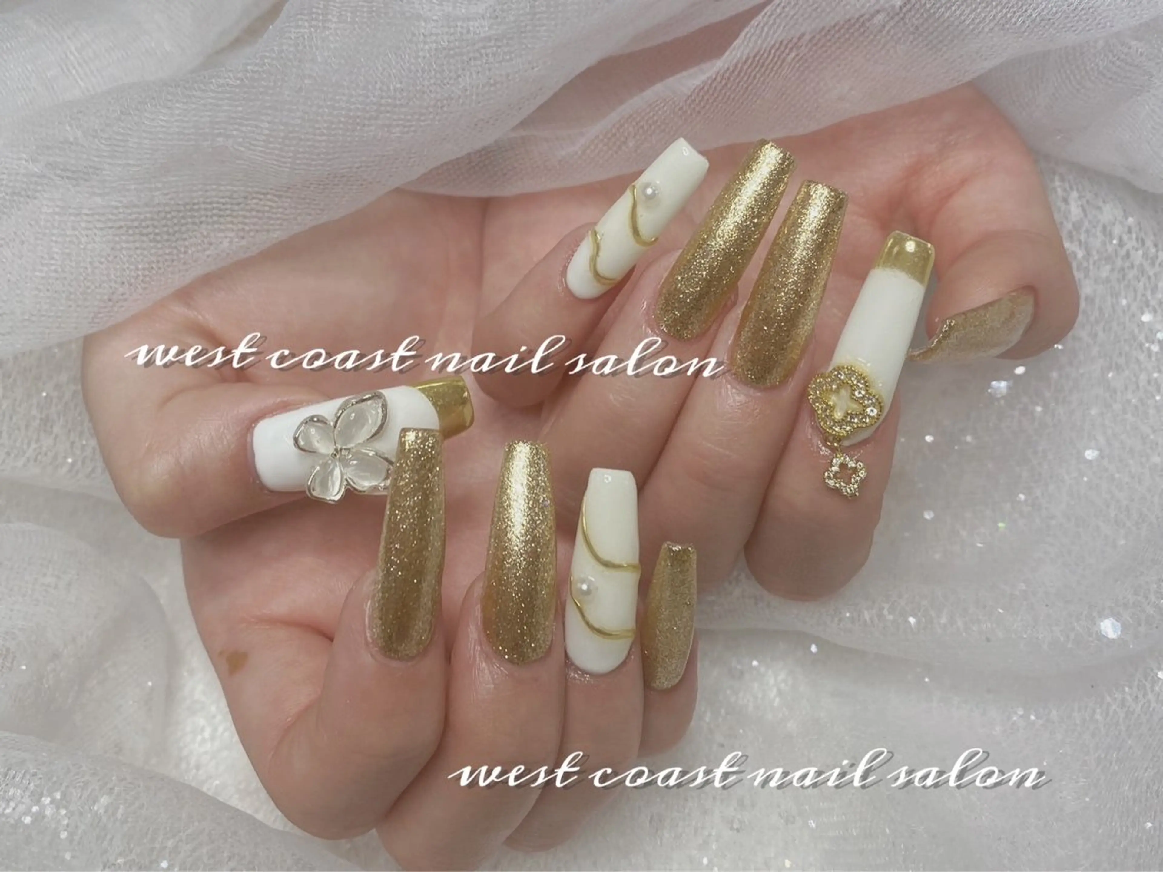 ネイル ゴールド バレンタイン ハンドネイル リボン、ガーリー パーツ放題専門店のネイルデザイン