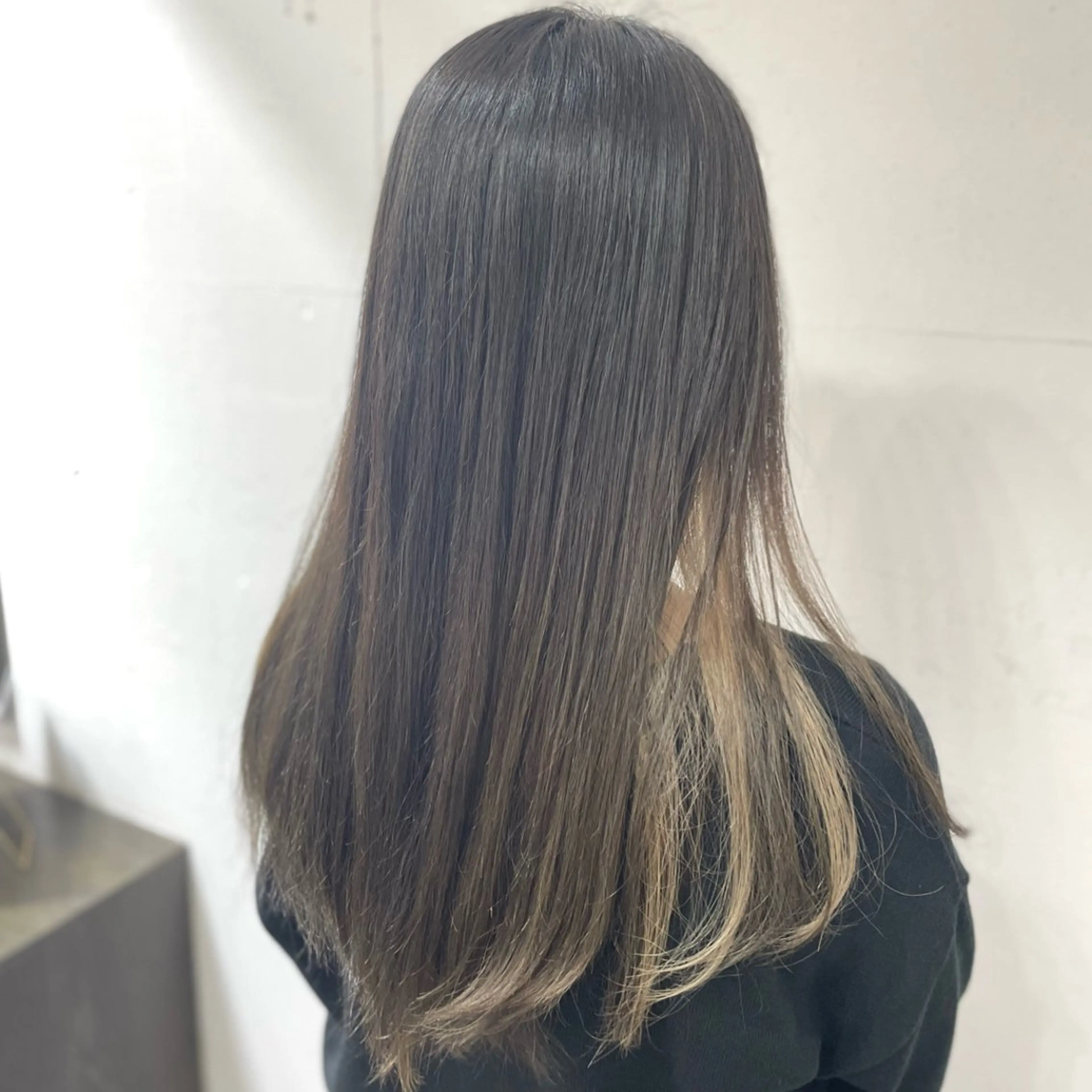 カラー ブリーチ デザインカラー イヤリングカラー 渡邉 光姫のヘアスタイル