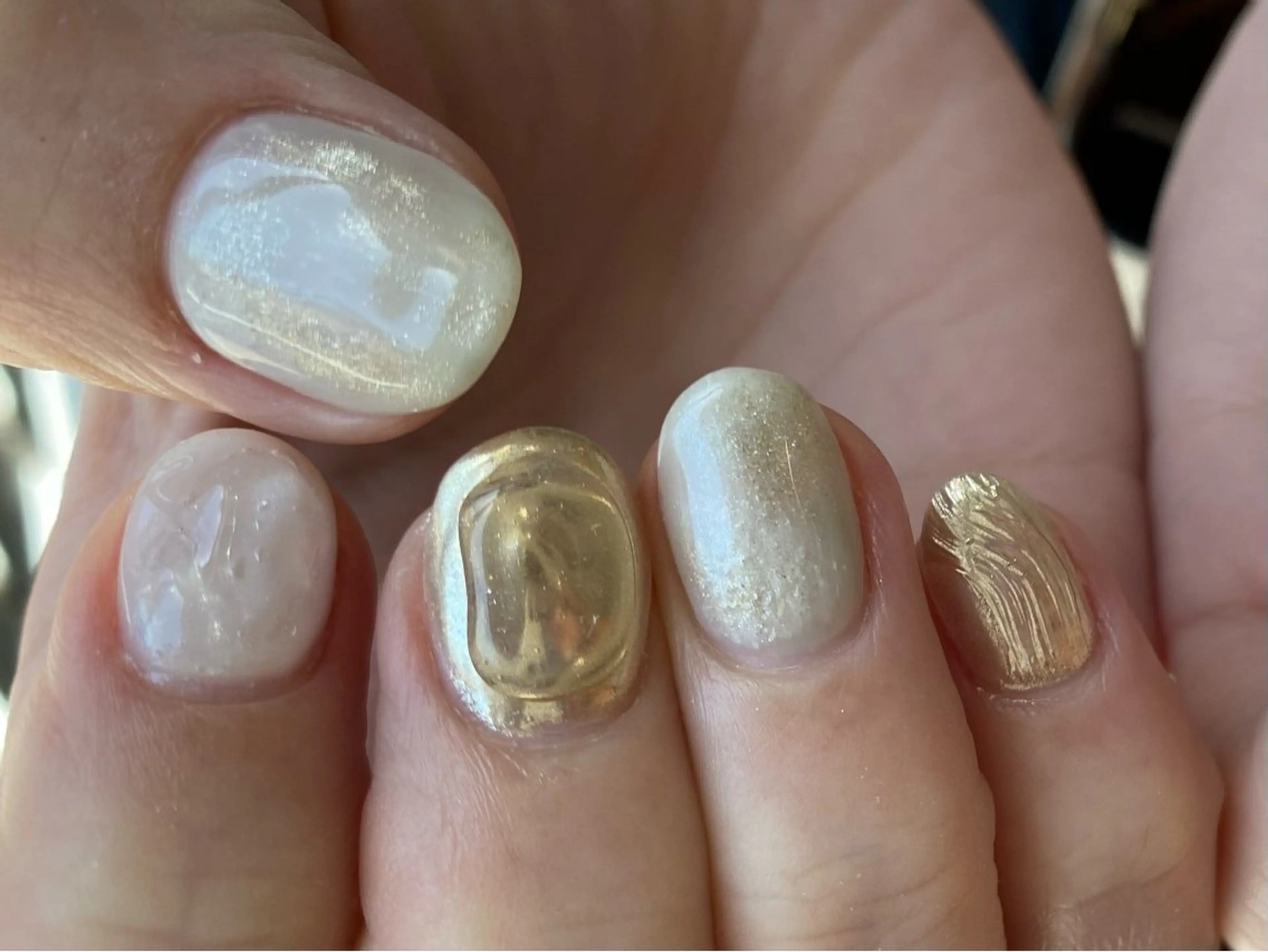 ネイル ゴールド ニュアンスネイル ホワイト Yarm As Etel　。のネイルデザイン